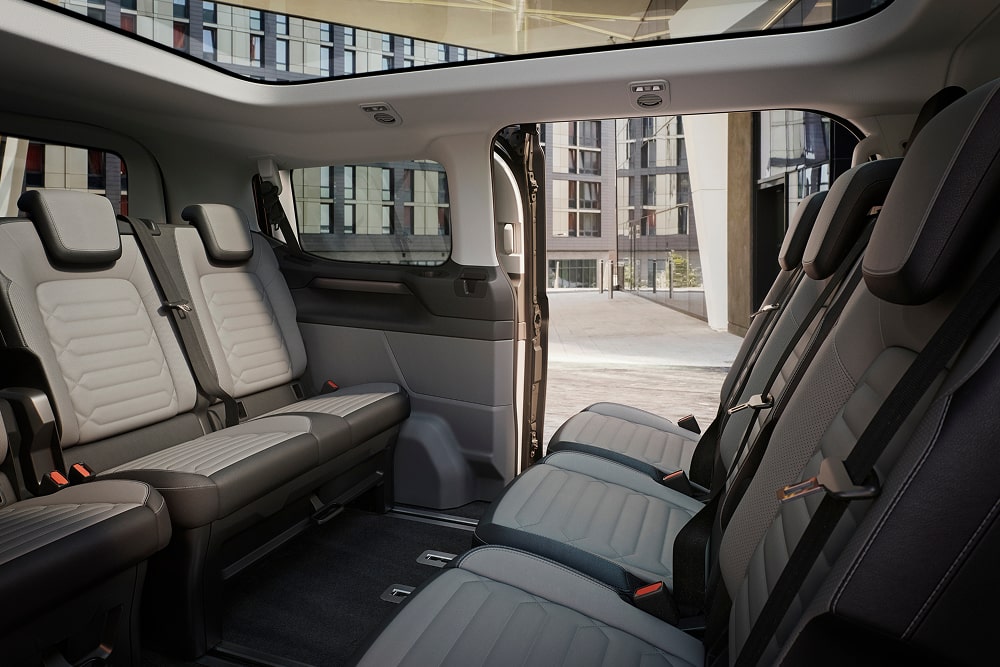 Flexible Sitzanordnung in drei Reihen im Ford Tourneo Custom Kleinbus.