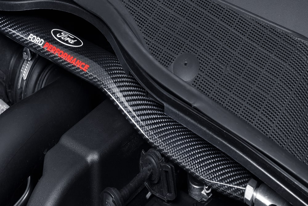 Detail-Nahaufnahme einer Ford Performance-Motorkomponente im Motorraum.