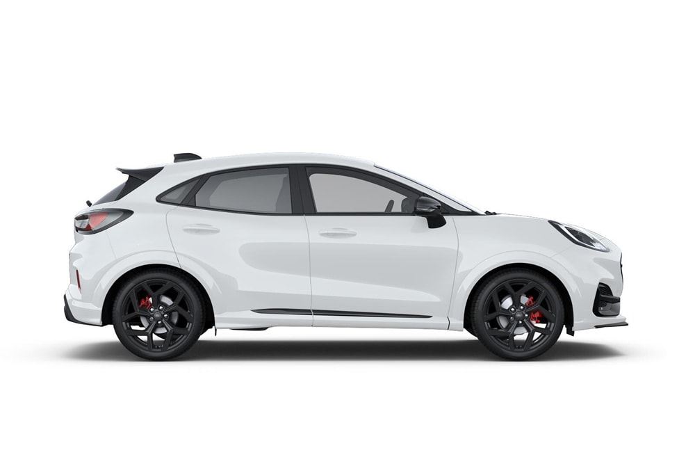 Ein weisser Puma ST aus der Reihe der Kleinwagen von Ford.