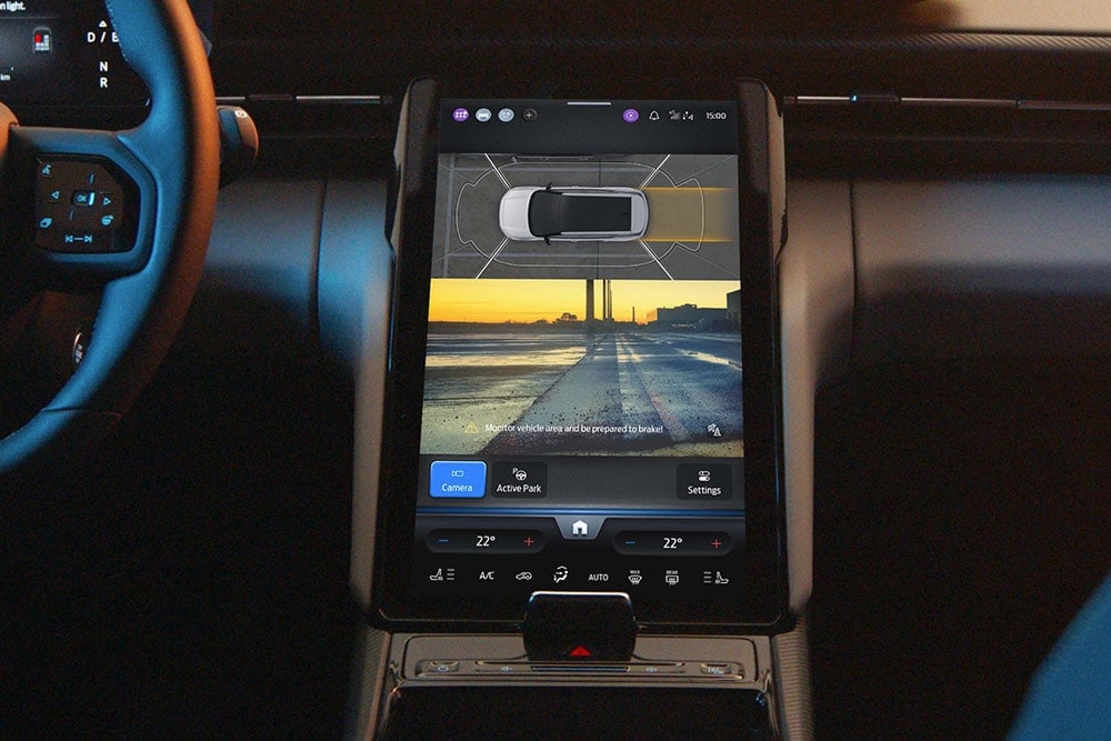 Nahaufnahme eines digitalen Touchscreens eines Ford SUV, auf dem das  Active-Park-Assist-System in Betrieb zu sehen ist.