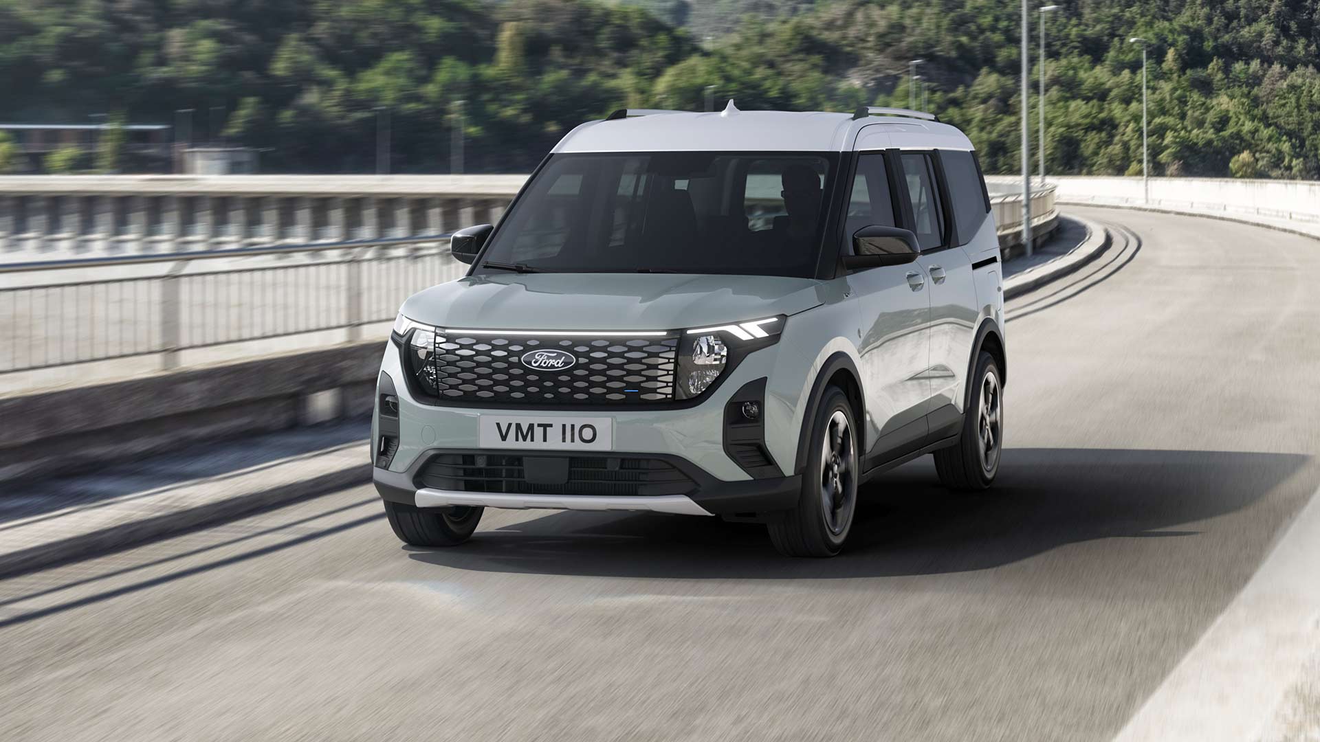 Ford E-Tourneo Courier Active in Grau auf Strasse