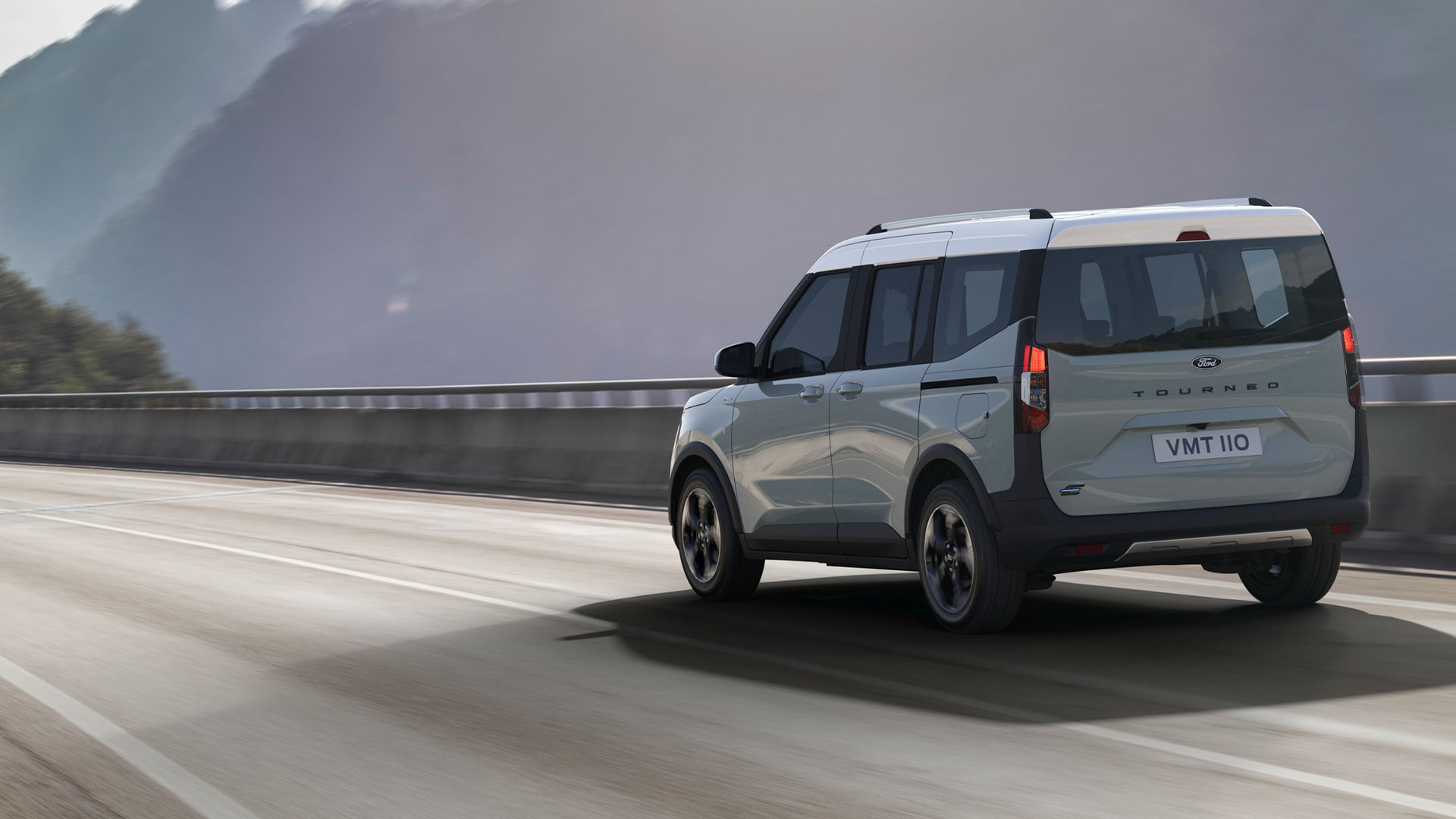 Ford E-Tourneo Courier Active auf Landstrasse