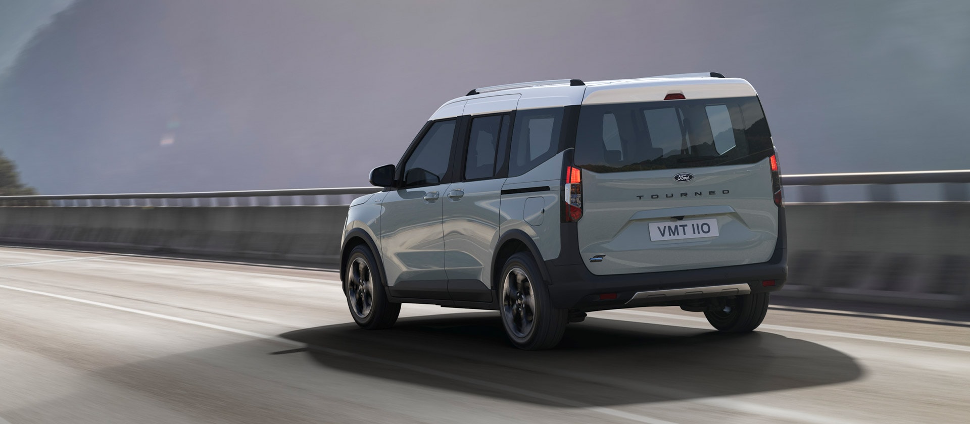 Ford E-Tourneo Courier Active auf Landstrasse