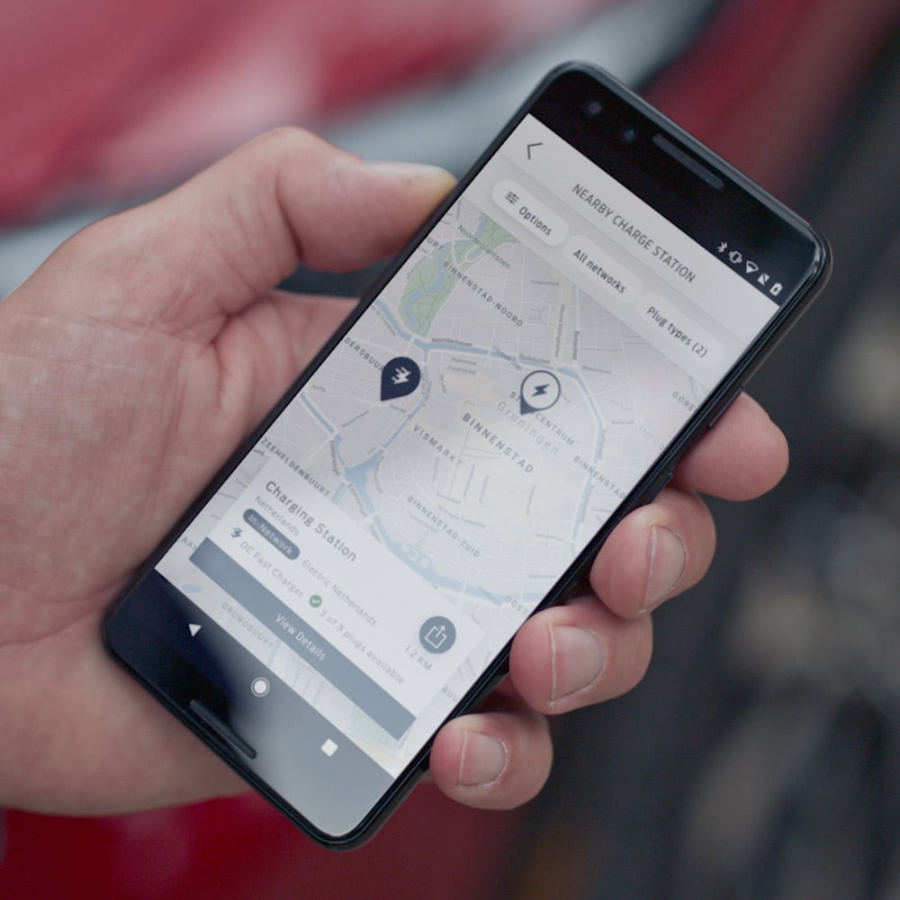 Eine Person nutzt die FordPass App auf einem Smartphone