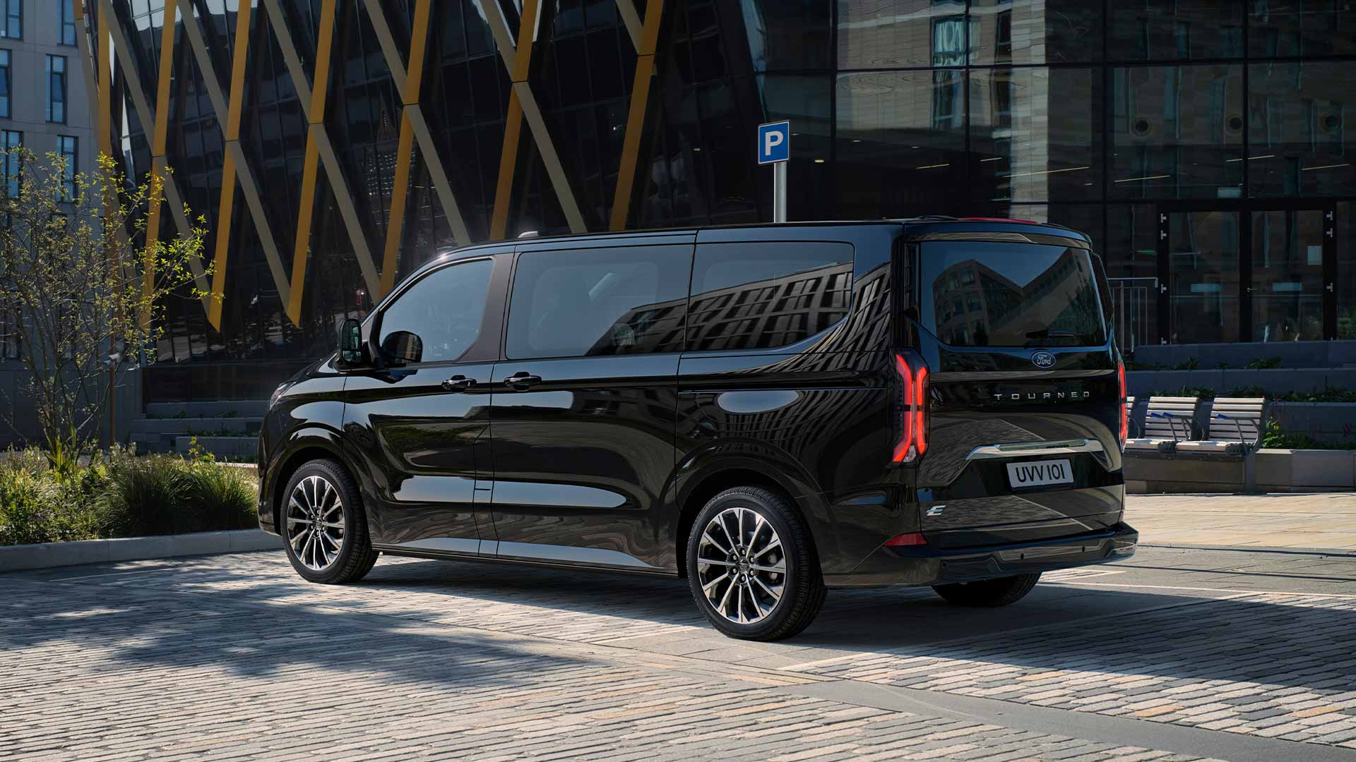 Schwarzer brandneuer Tourneo Custom geparkt