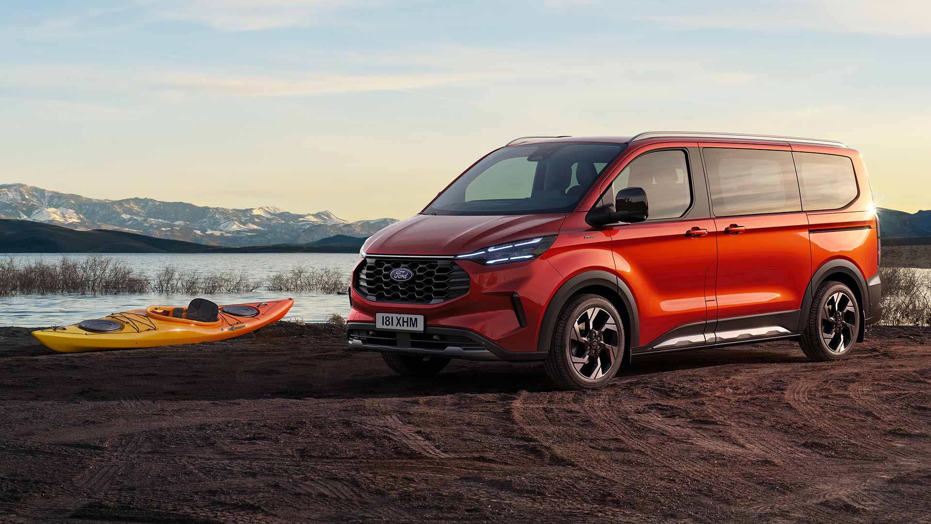 Roter brandneuer Tourneo Custom geparkt