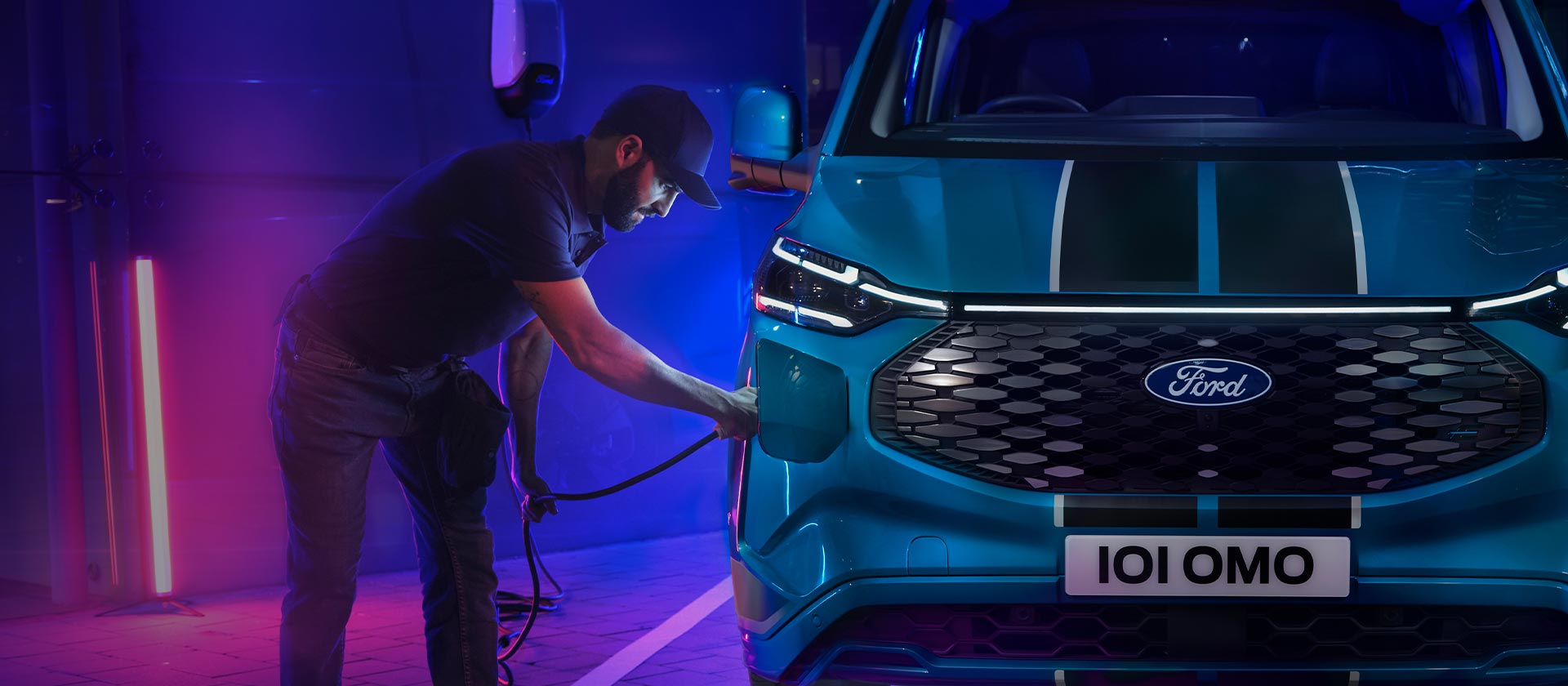 Person, die den brandneuen Tourneo Custom zum Laden anschliesst