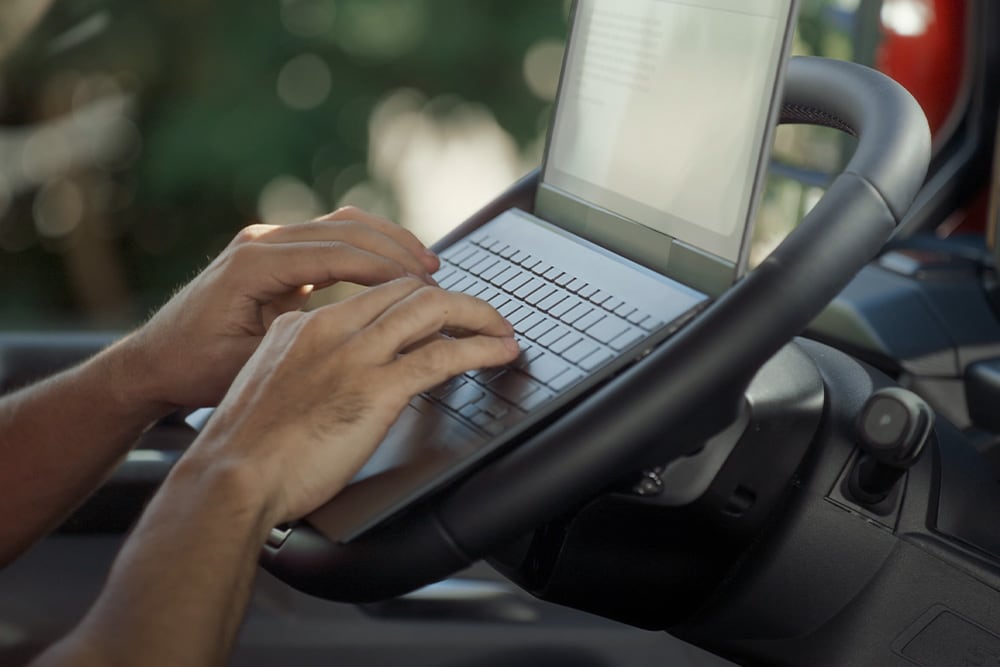 Person, die einen Laptop im brandneuen Tourneo Custom benutzt