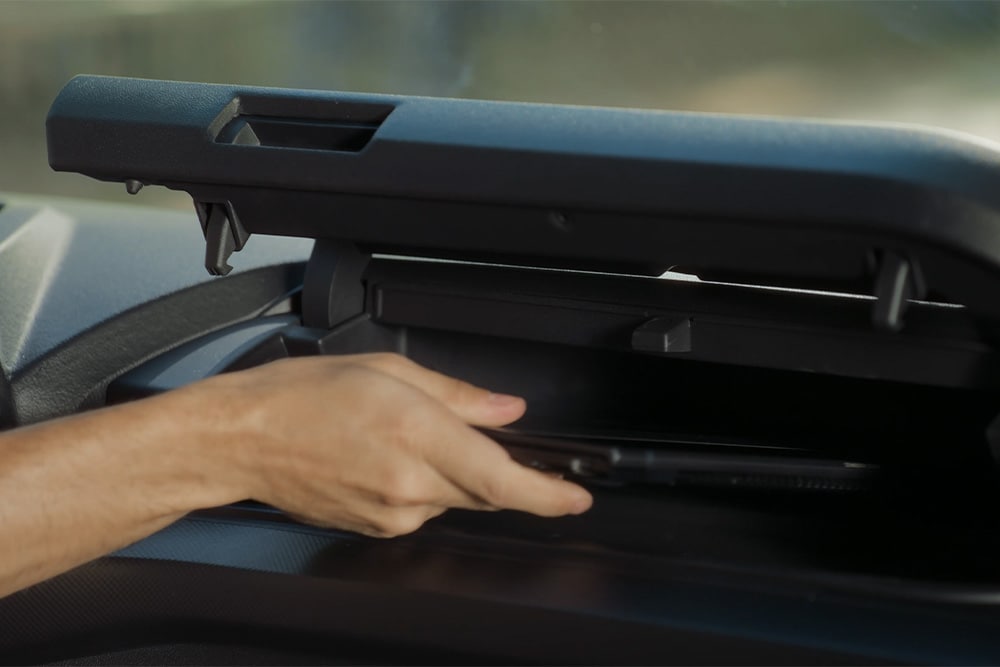 Person, die Gegenstände im Stauraum des neuen Tourneo Custom verstaut