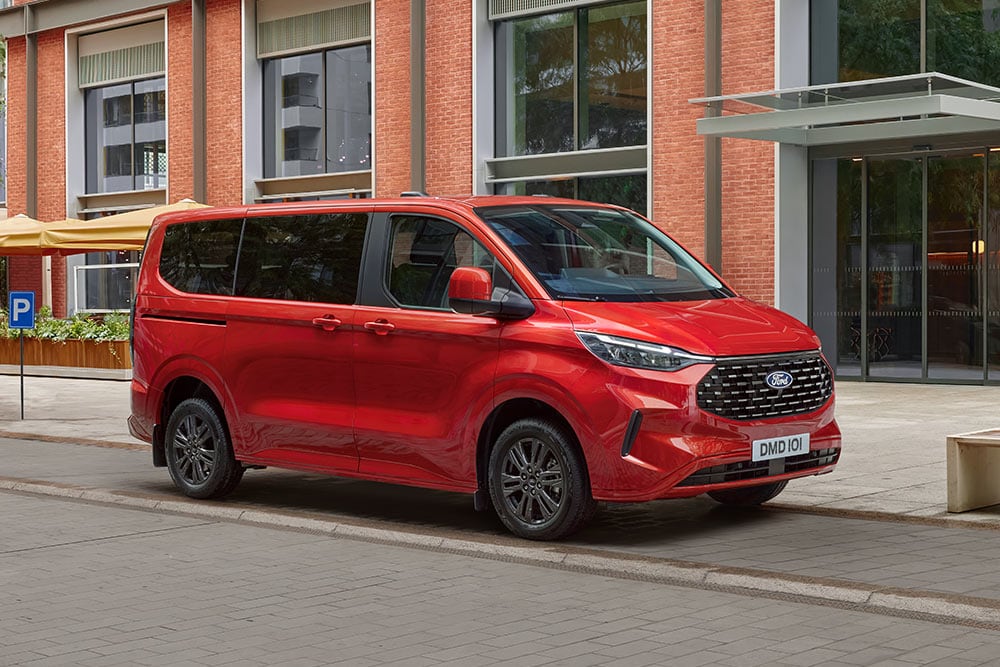 Roter brandneuer Tourneo Custom geparkt