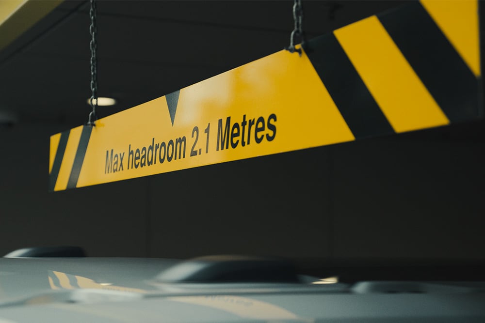 Schild mit der Angabe, dass die Höhe  2.1 Meter beträgt