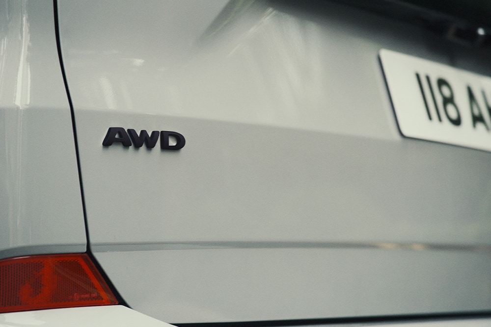 Heck des brandneuen Tourneo Custom mit der Aufschrift „AWD“