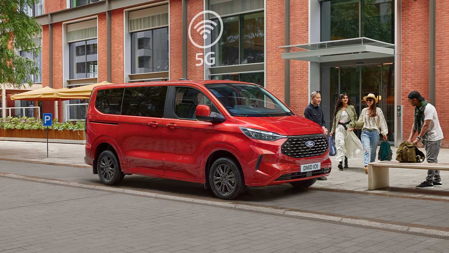 Roter brandneuer Tourneo Custom geparkt mit Personen drumherum