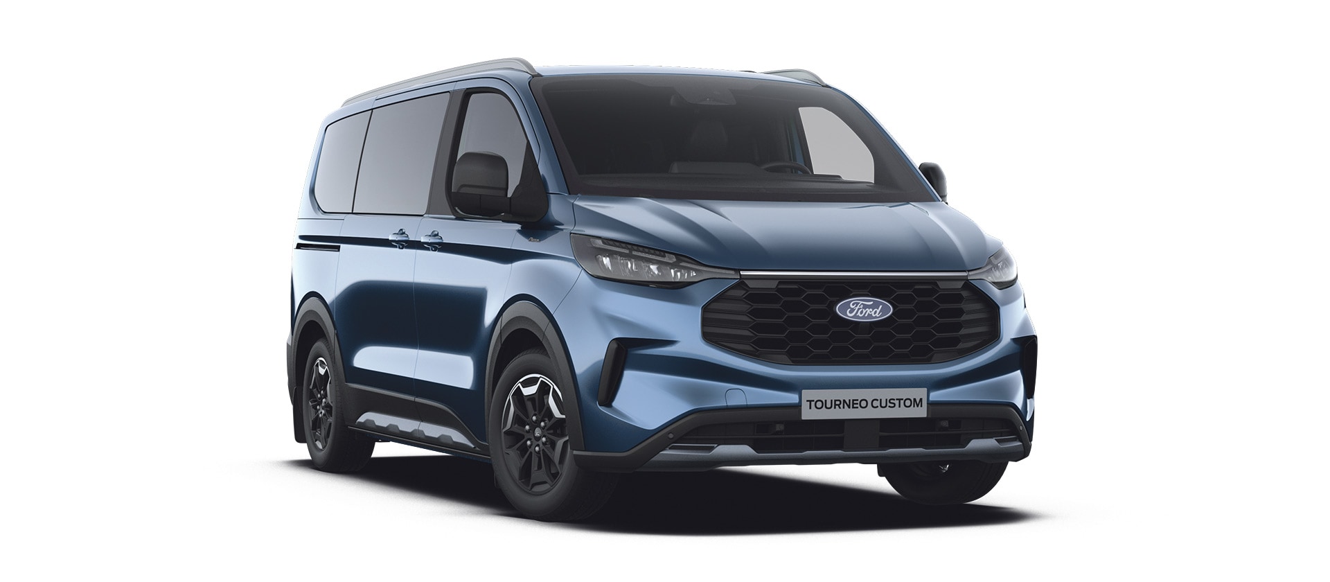 Blauer Ford E-Tourneo Custom Active Personen-Transporter, schräge Vorderansicht links.