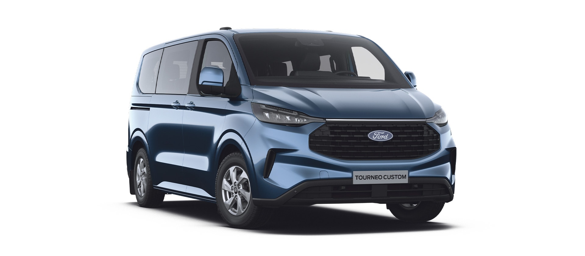 Blauer Ford E-Tourneo Custom Trend Personen-Transporter, schräge Vorderansicht links.