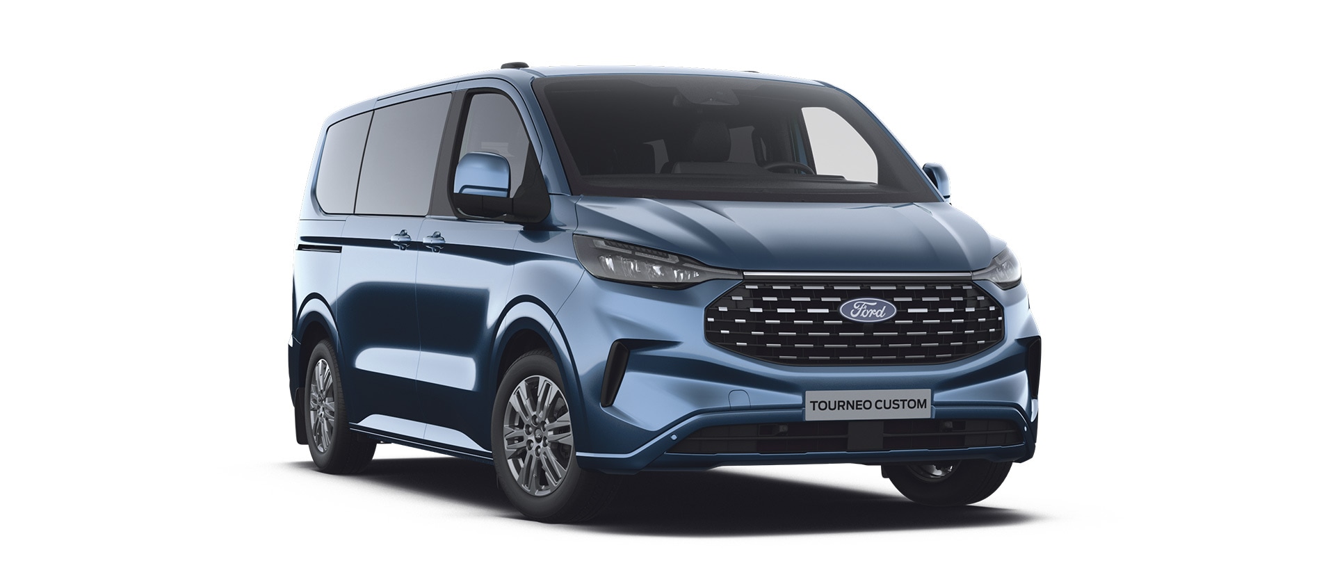 Blauer Ford E-Tourneo Custom Titanium Personen-Transporter, schräge Vorderansicht links.