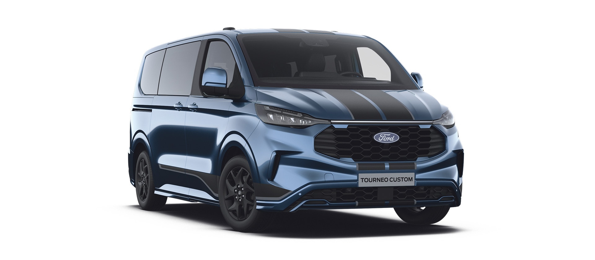 Blauer Ford Tourneo Custom Sport mit schwarzem Stossfänger-Streifen, schräg von vorne links gesehen.