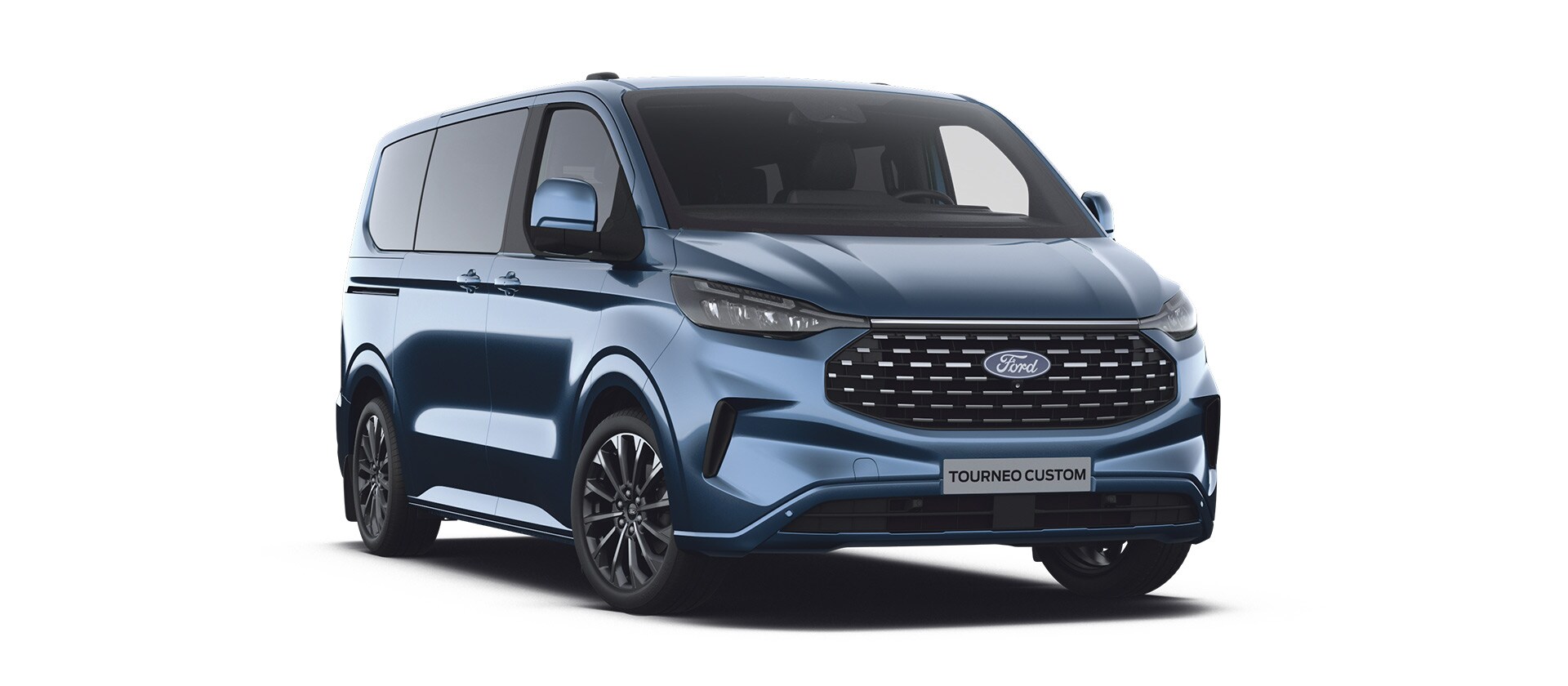 Blauer Ford E-Tourneo Custom Sport Personen-Transporter, schräge Vorderansicht links.