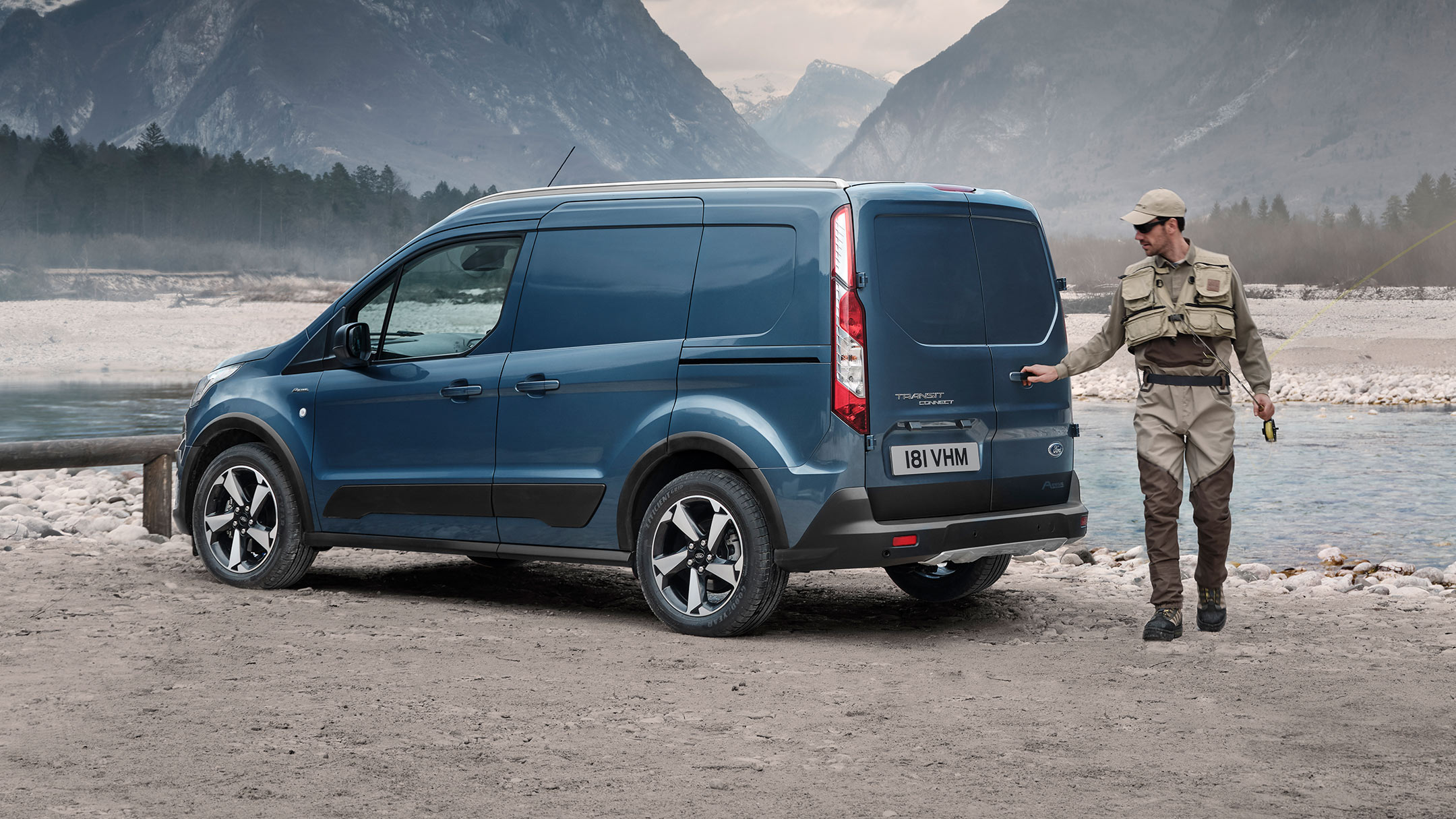 Ford Transit Connect Active Blau ¾-Seitenansicht parkt an Flussbett in Gebirge neben Angler