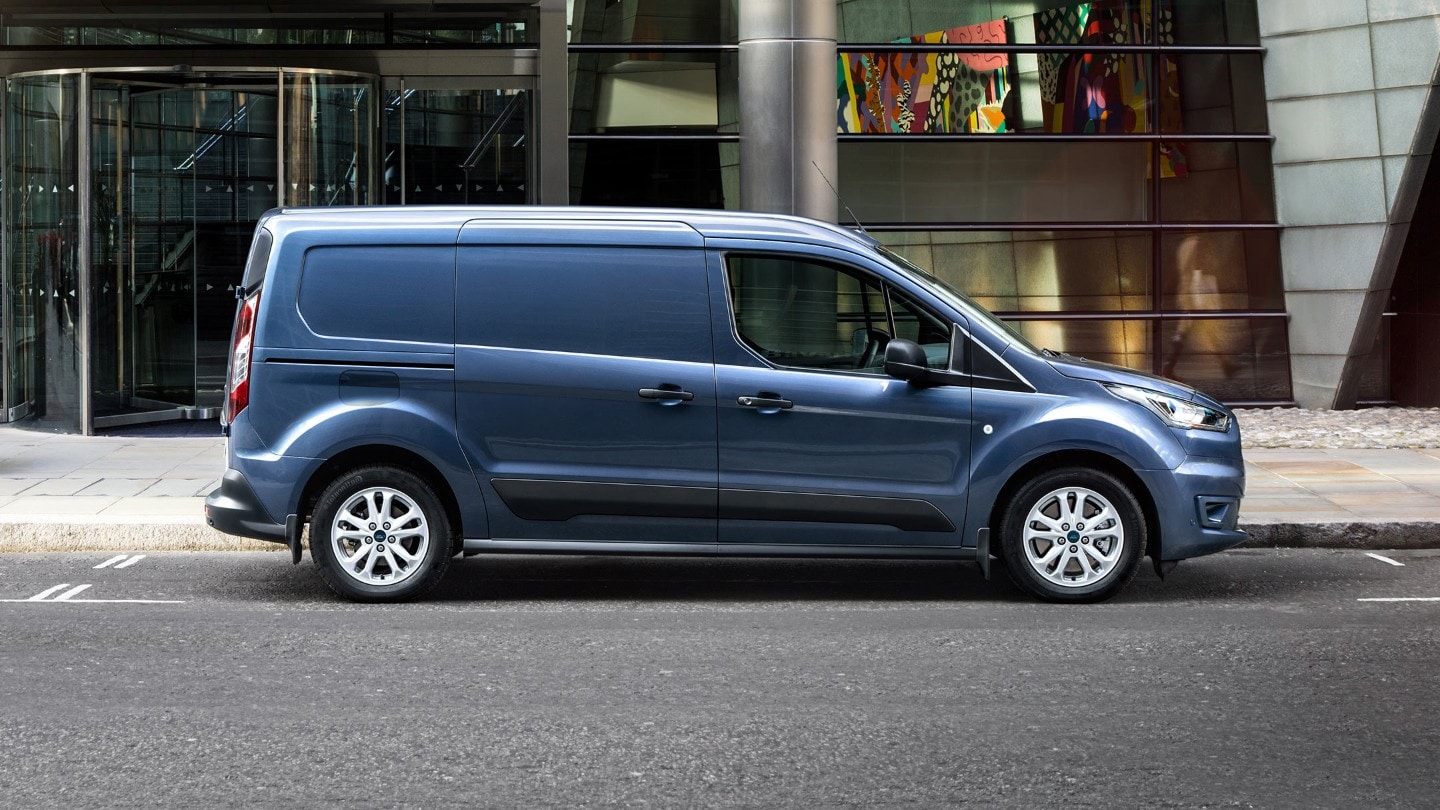 Ford Transit Connect Blau Seitenansicht parkt vor modernem Gebäude