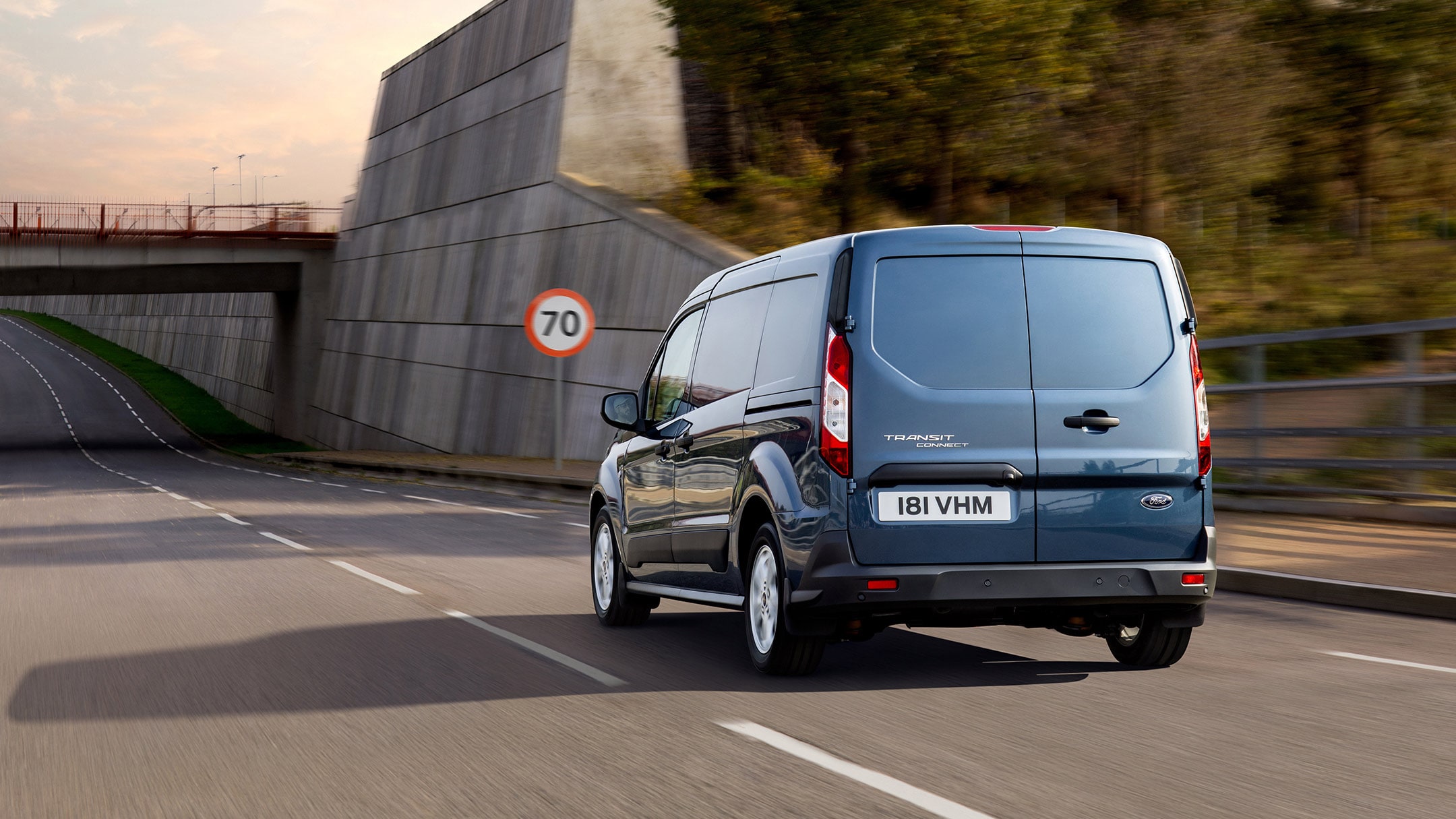 Ford Transit Connect Blau ¾-Heckansicht in Bewegung auf Straße