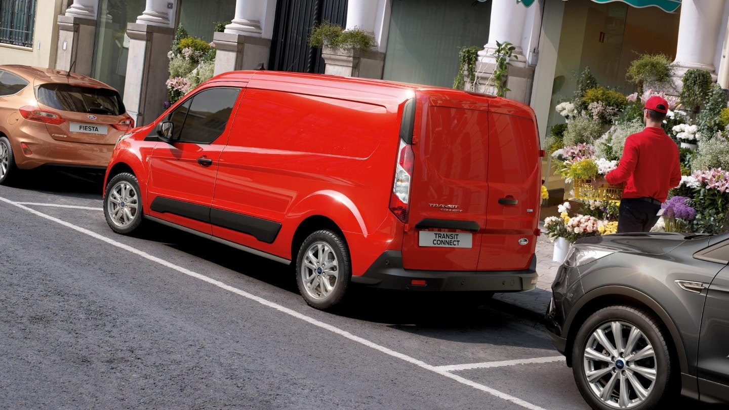 Ford Transit Connect Rot ¾-Heckansicht parkt in Parktasche vor Hotel