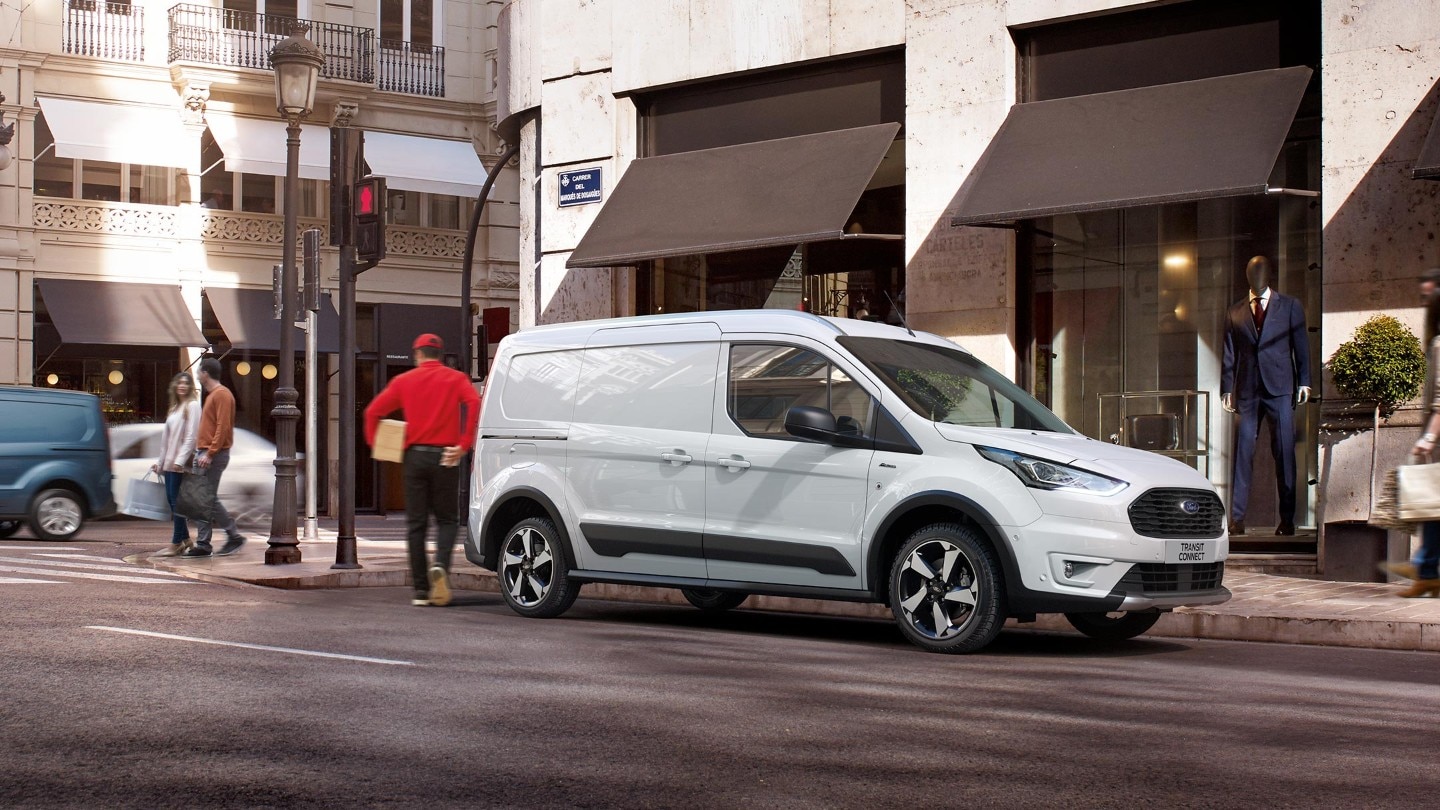 Ford Transit Connect Active in Weiss Seitenansicht parkt von Geschäftsgebäude