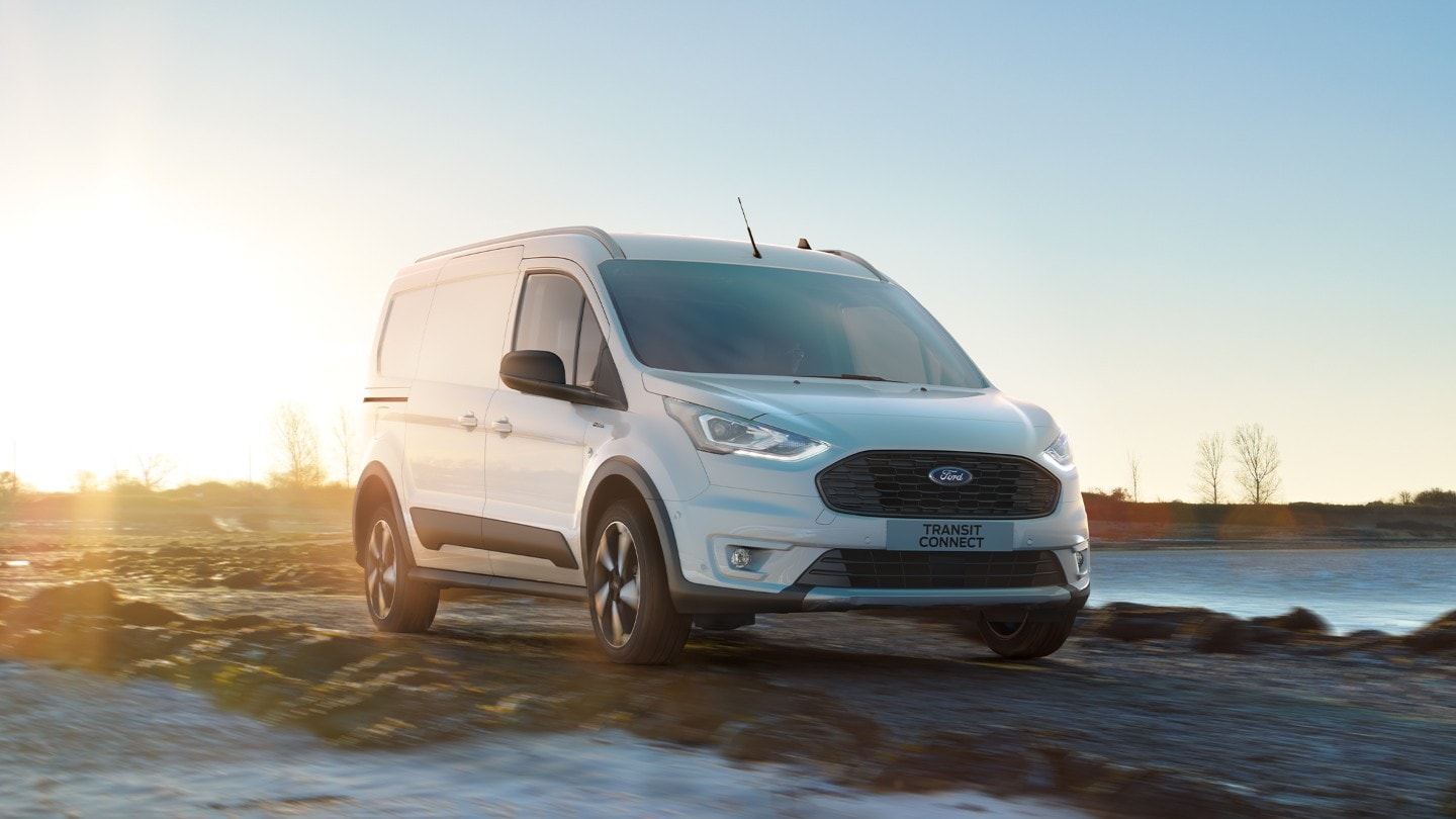 Ford Transit Connect Active in Weiss parkt auf unbefestigtem Uferweg