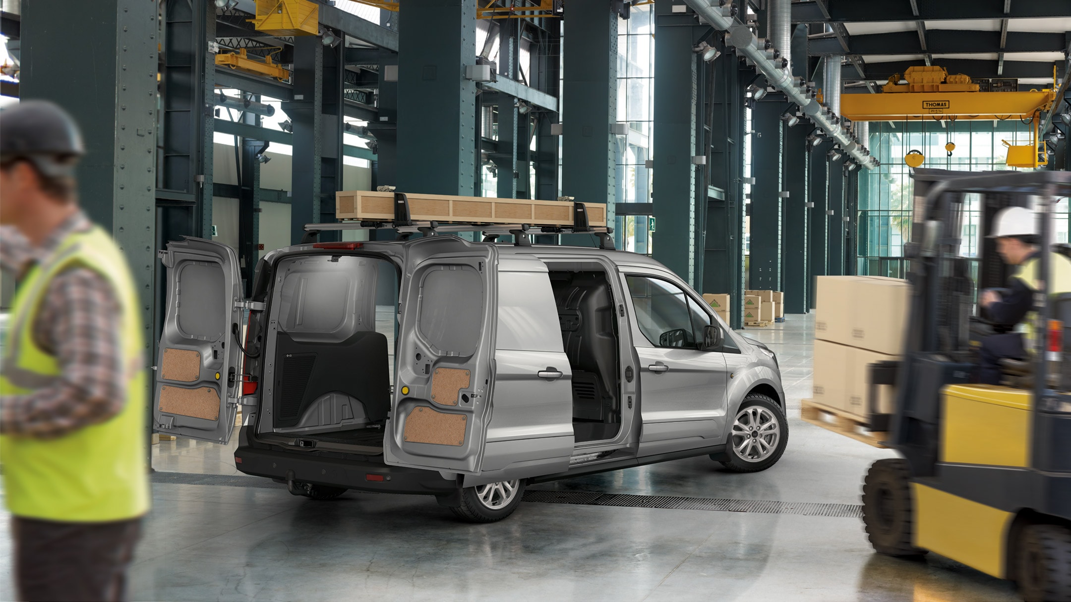 Ford Transit Connect geparkt in der Garage mit offenem Laderaum