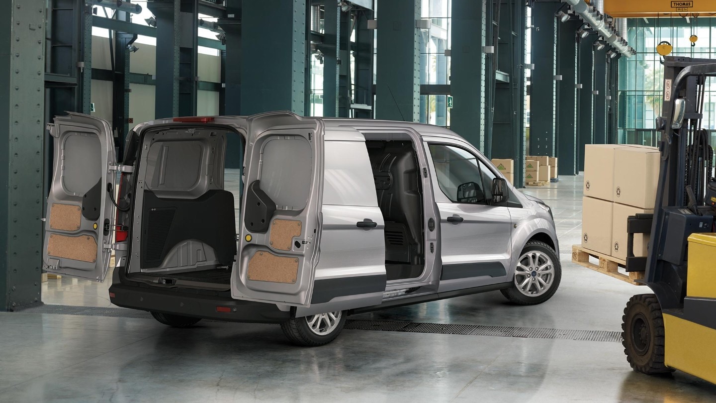 Ford Transit Connect in un magazzino