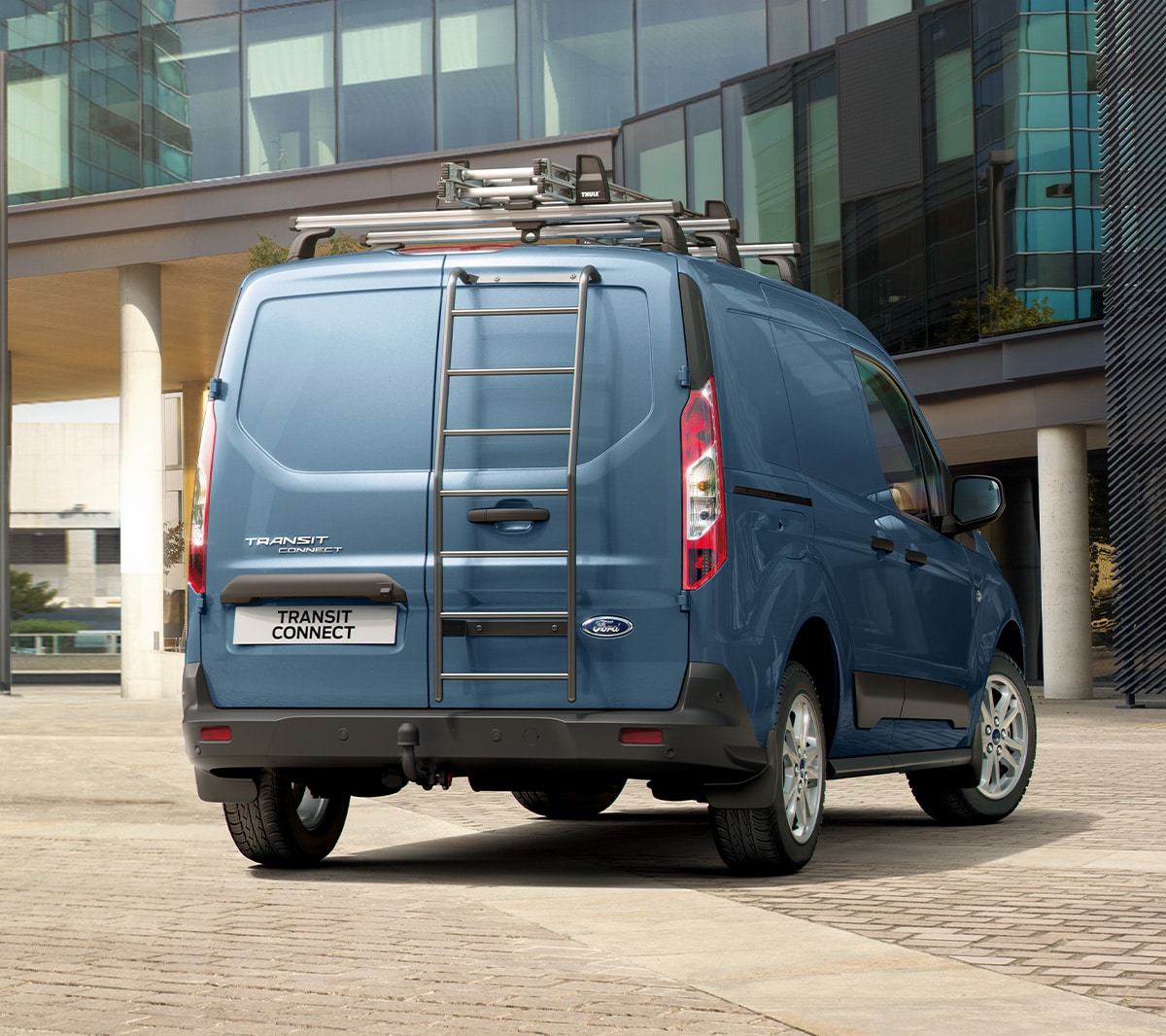 Ford Transit Connect in Blau Heckansicht parkt vor städischem Gebäude