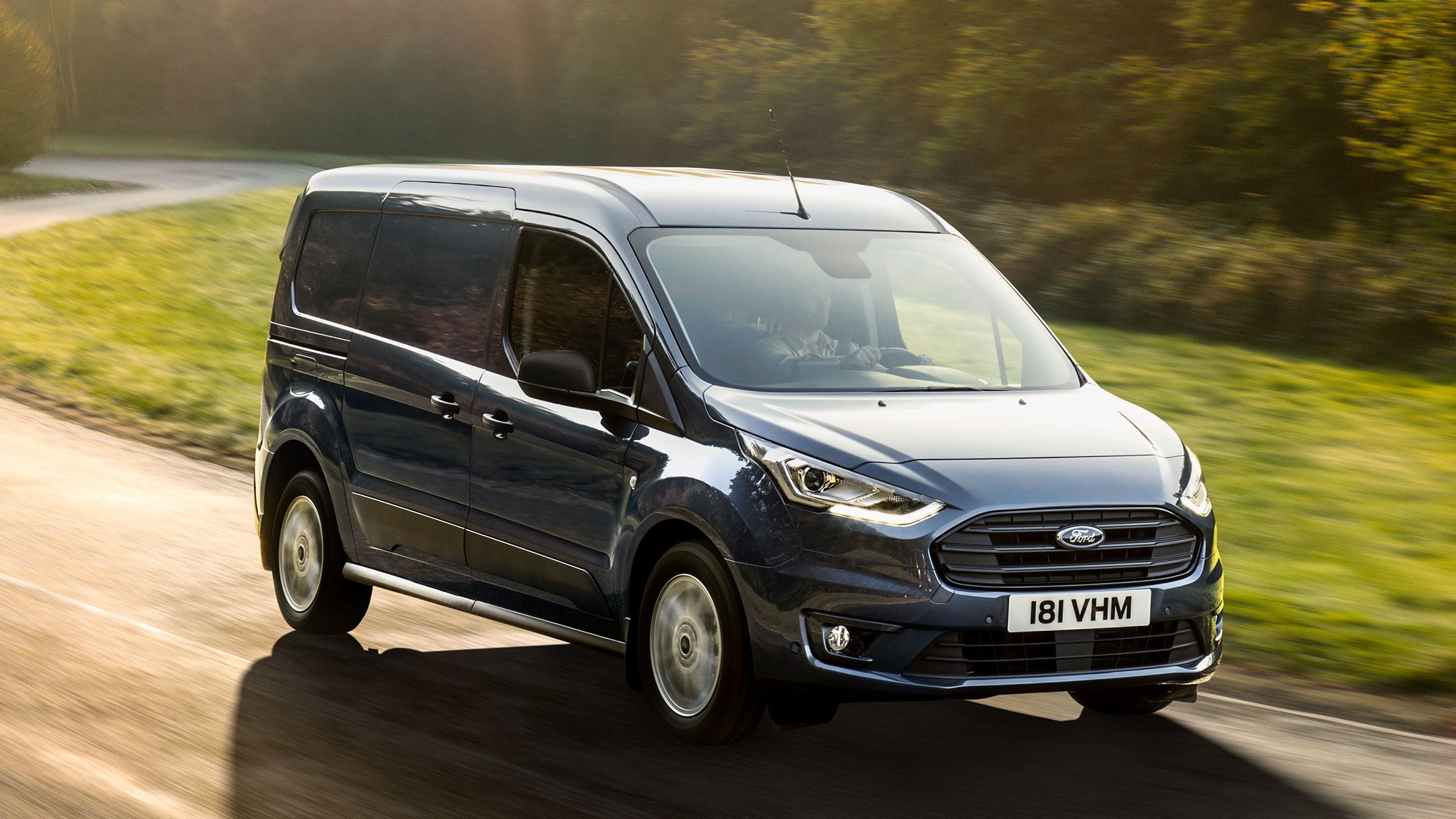 Ford Transit Connect in Blau in der ¾ Frontansicht in Bewegung auf Landstraße