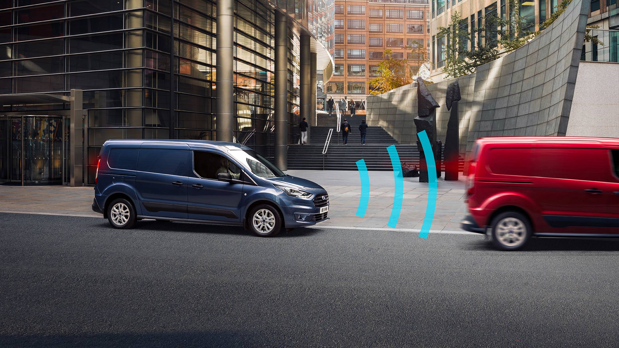 Ford Transit Connect Blau Seitenansicht mit Sicherheits-Bremsassistent Illustration stehend hinter rotem Fahrzeug