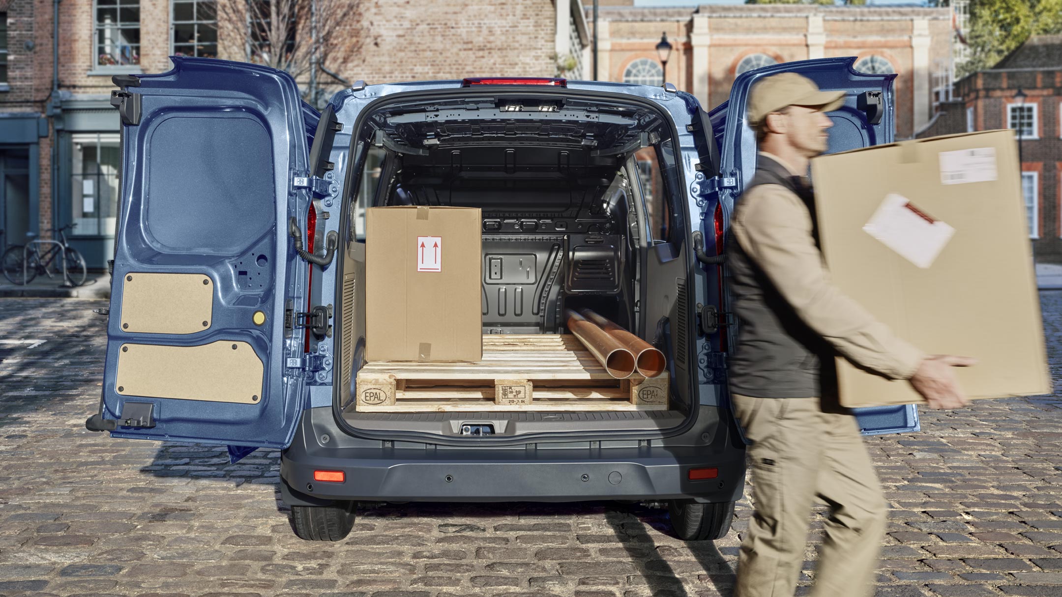 Ford Transit Connect Blau Heckansicht weit geöffnete Hecktüren wird entladen