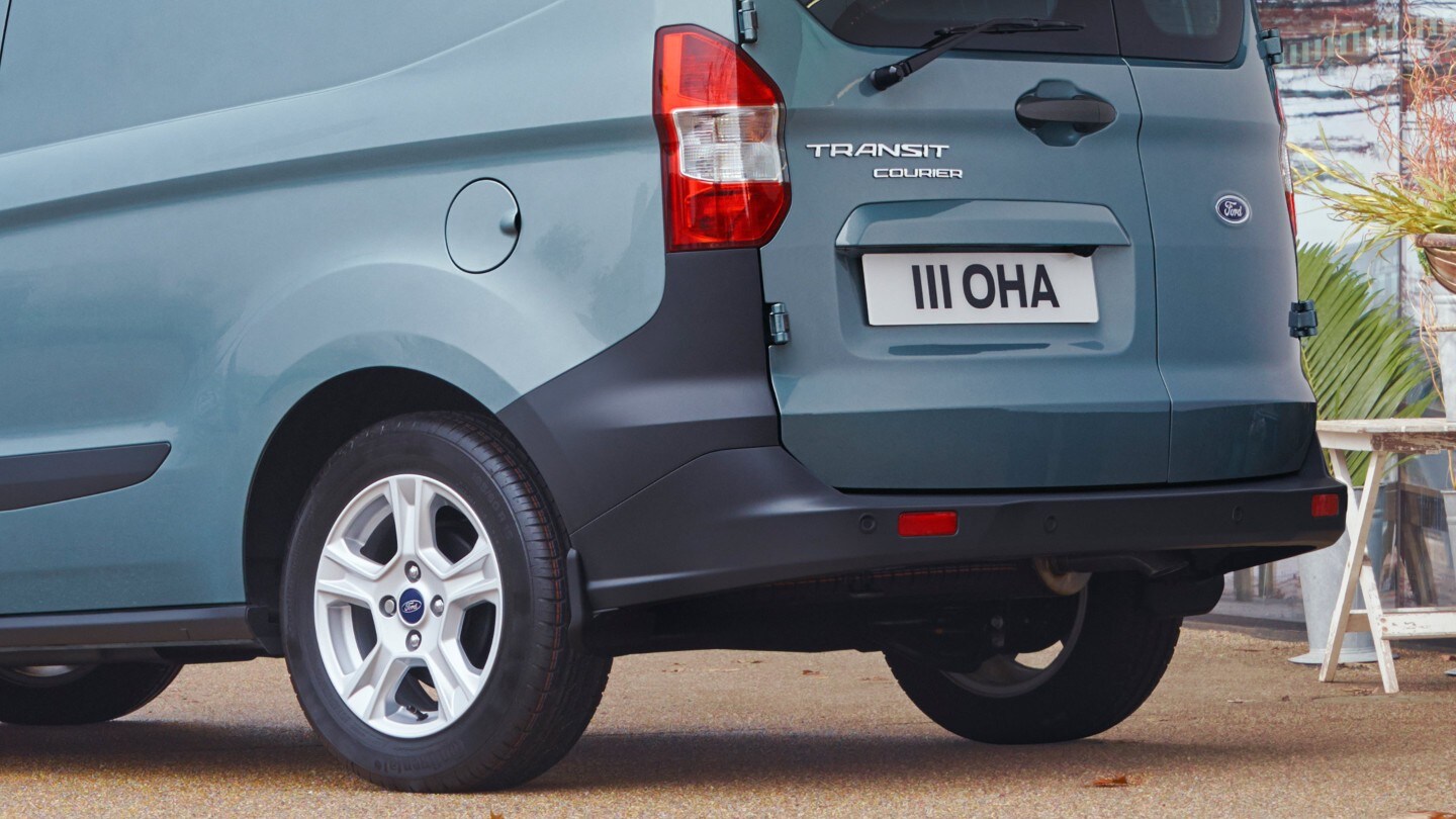 Ford Transit Courier in Grau Ausschnitt der ¾-Heckansicht mit Stossfänger im Detail