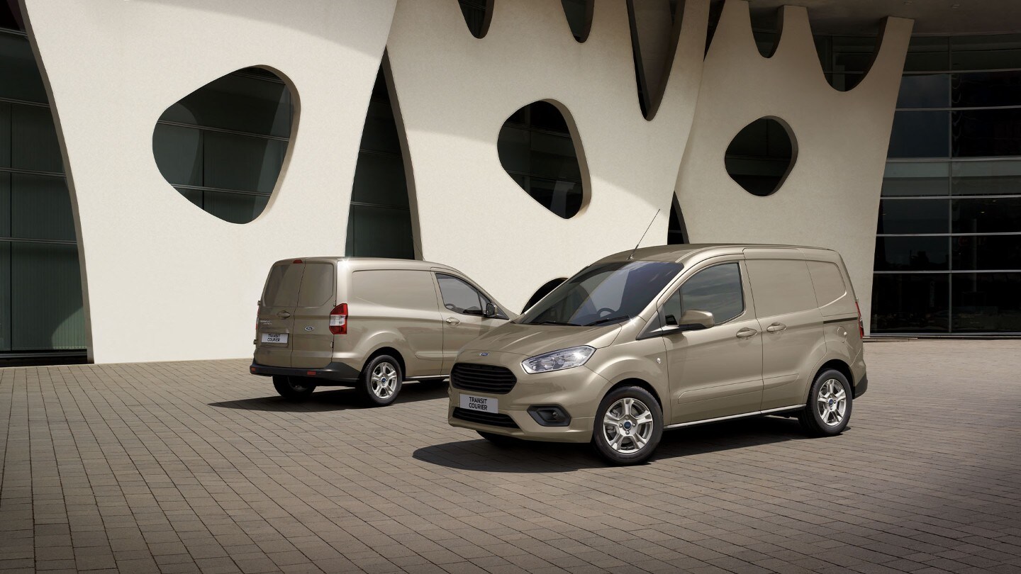 Ford Transit Courier in Champagner jeweils in der ¾-Front und -Heckansicht parken voreinander