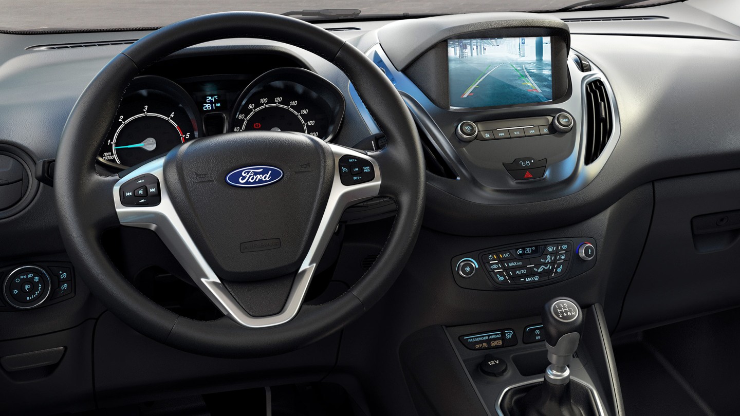 Ford Transit Courier Innenraumansicht Display mit Rückfahrkamera im Detail