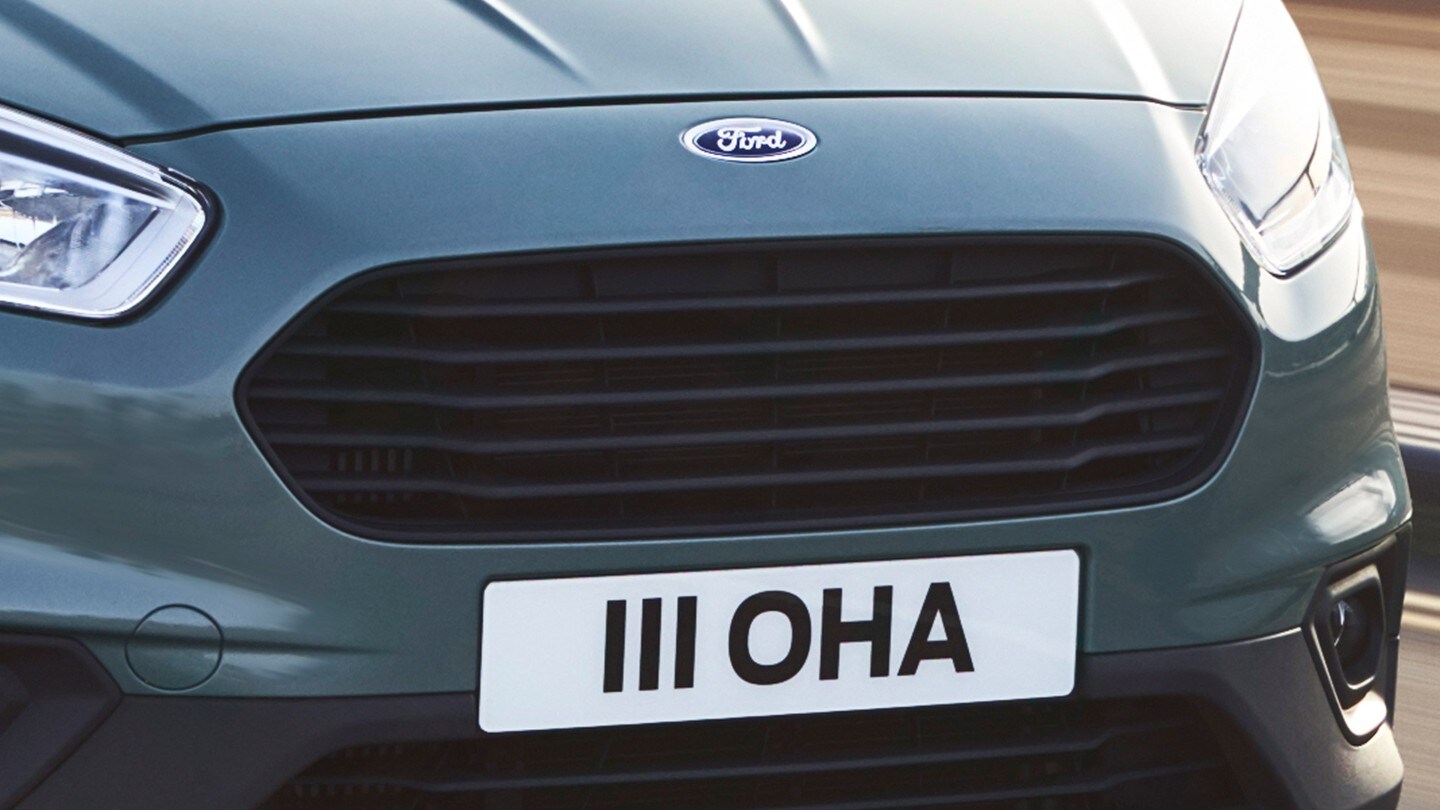Ford Transit Courier in Grau Kühlergrill im Detail