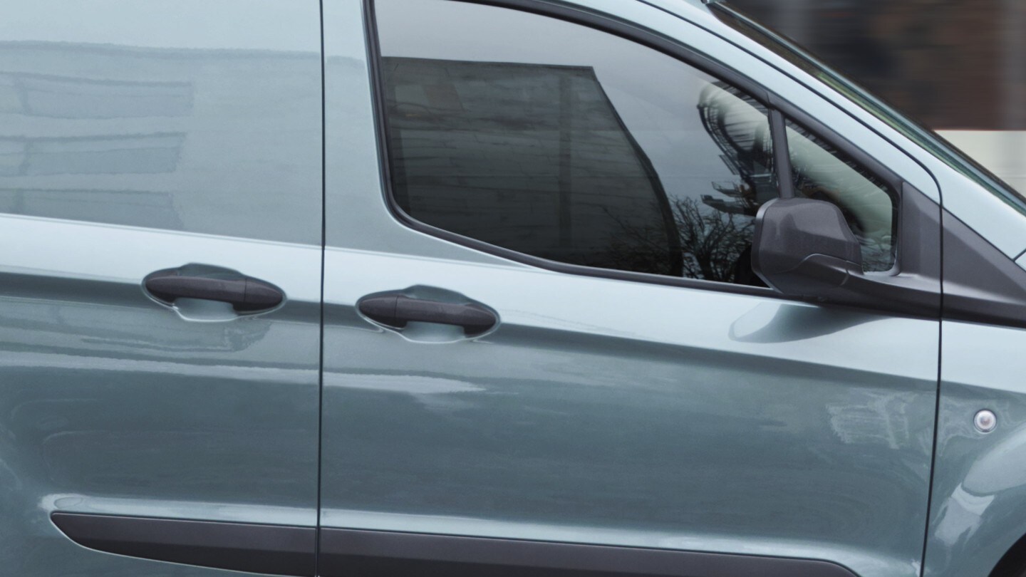 Ford Transit Courier in Grau Ausschnitt Beifahrer-Tür