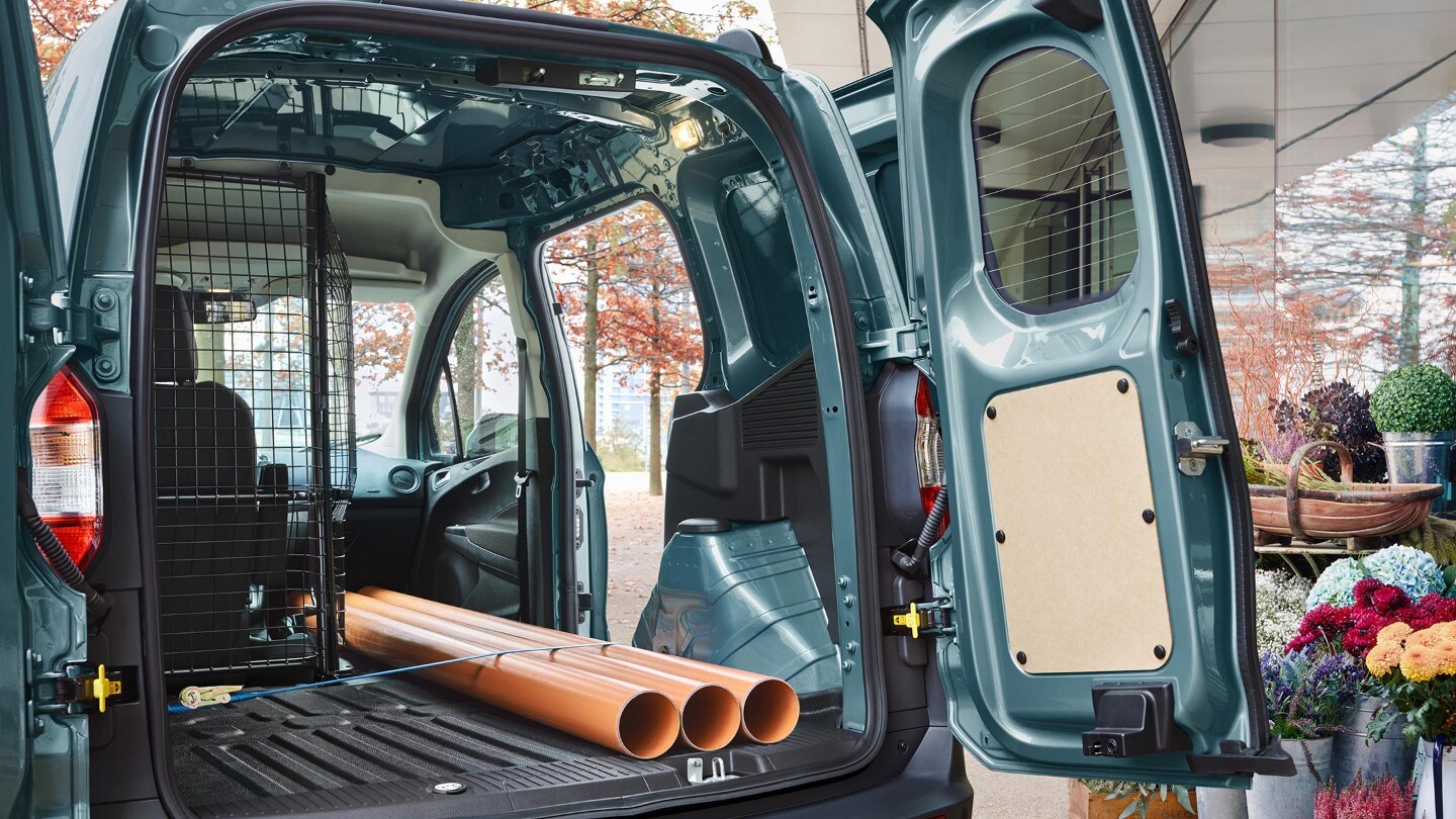 Ford Transit Courier Heckansicht mit geöffneter Schiebe-und Hecktür beladen mit Rohren