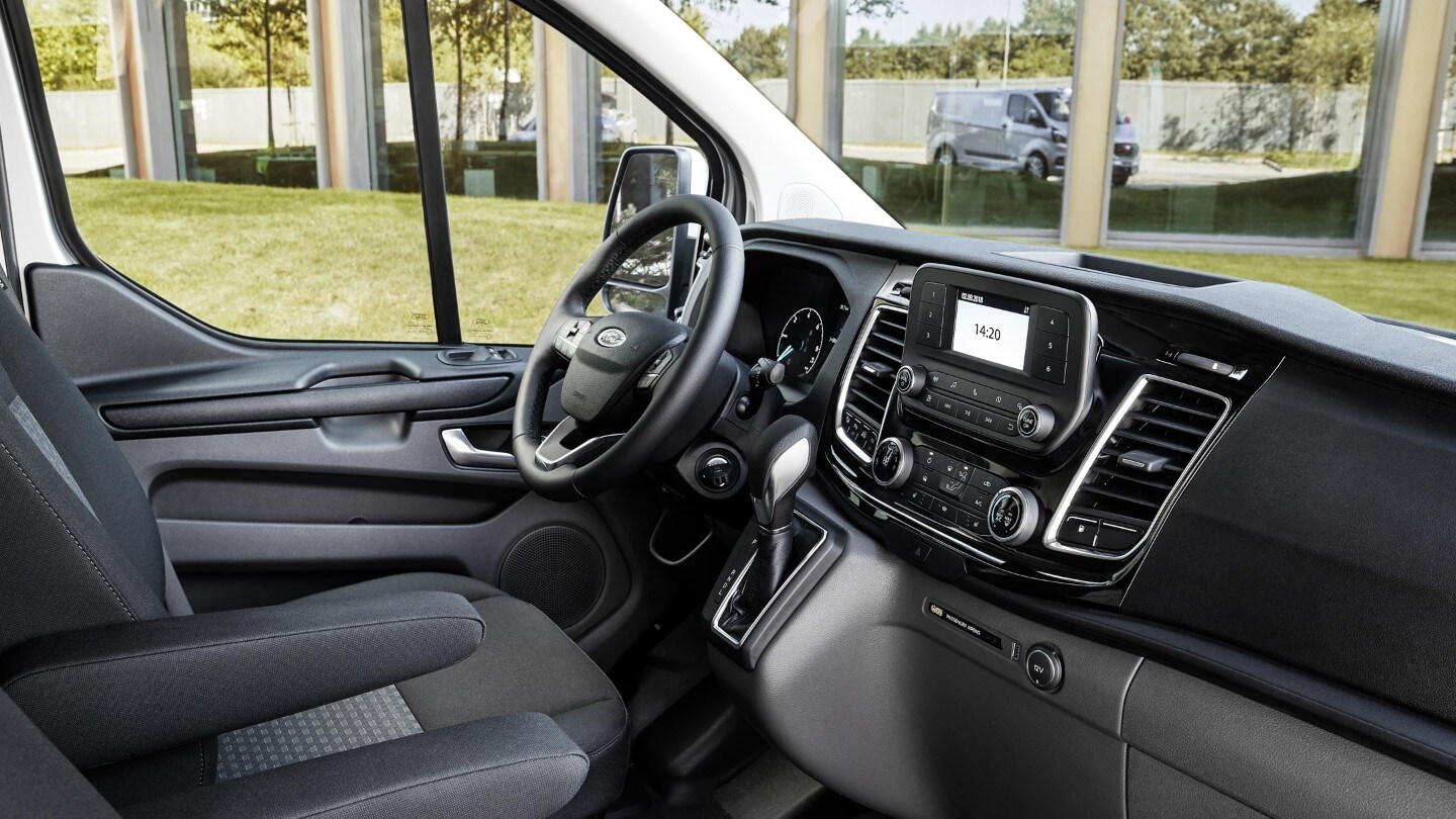 Ford Transit  Custom Kastenwagen LKW Plug-in-Hybrid Innenraumschuss von Beifahrerseite