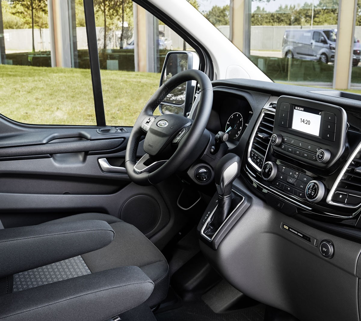 Ford Transit  Custom Kastenwagen LKW Plug-in-Hybrid Innenraumschuss von Beifahrerseite