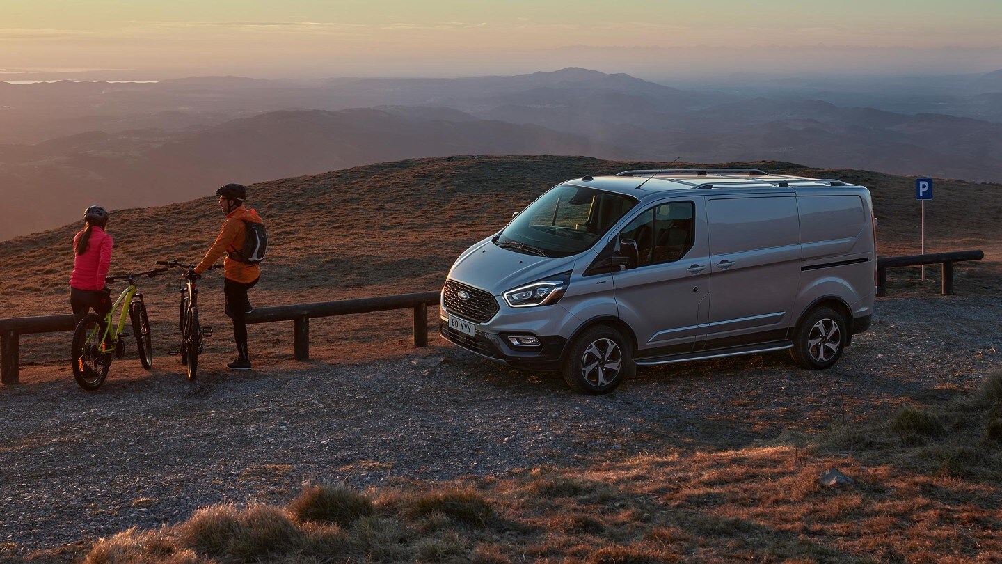 Ford Transit Custom Active bei Sonnenuntergang