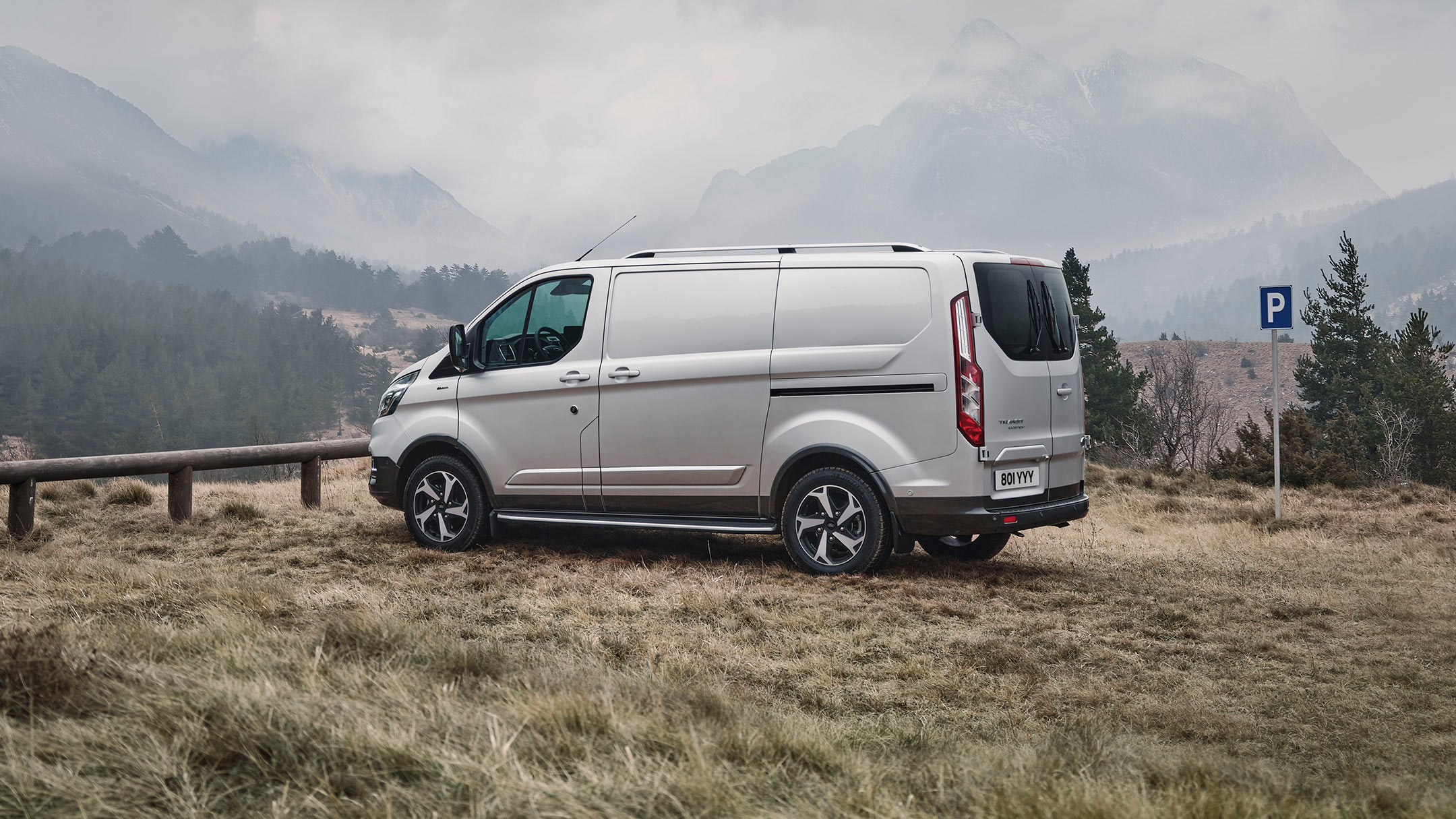 Ford Transit Custom Active vor den Bergen geparkt