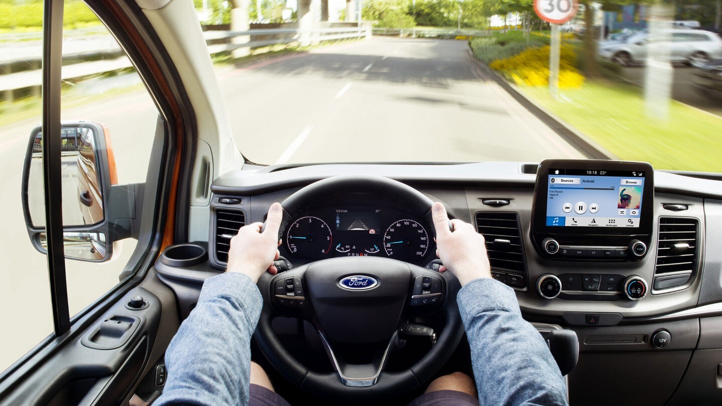 Ford Transit Custom Innenraumansicht mit Blick auf vorausliegende Strasse