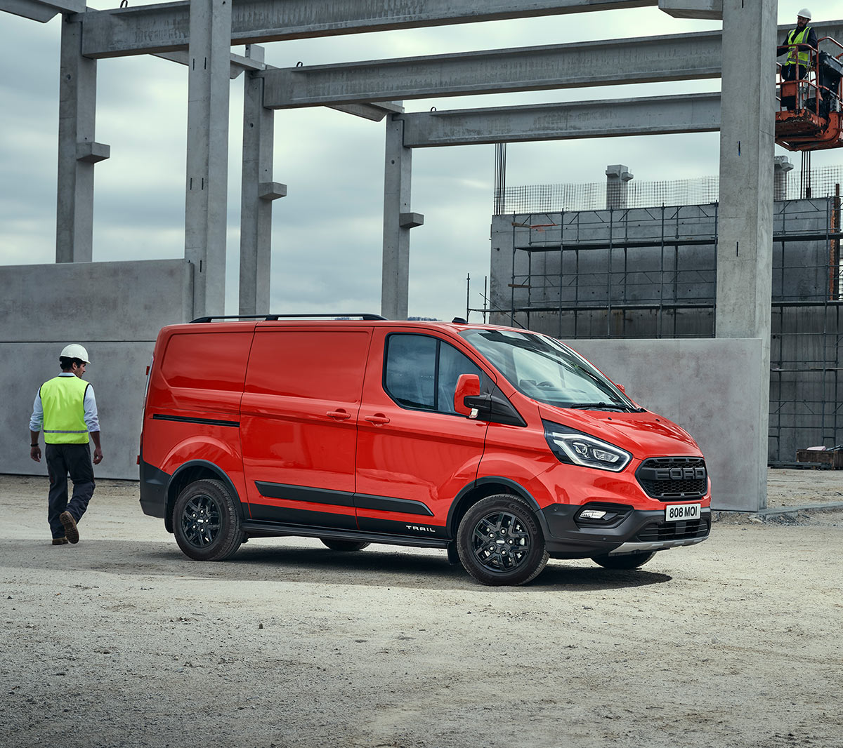 Ford Transit Custom Kastenwagen Trail Rot ¾-Seitenansicht parkt auf Grossbaustelle