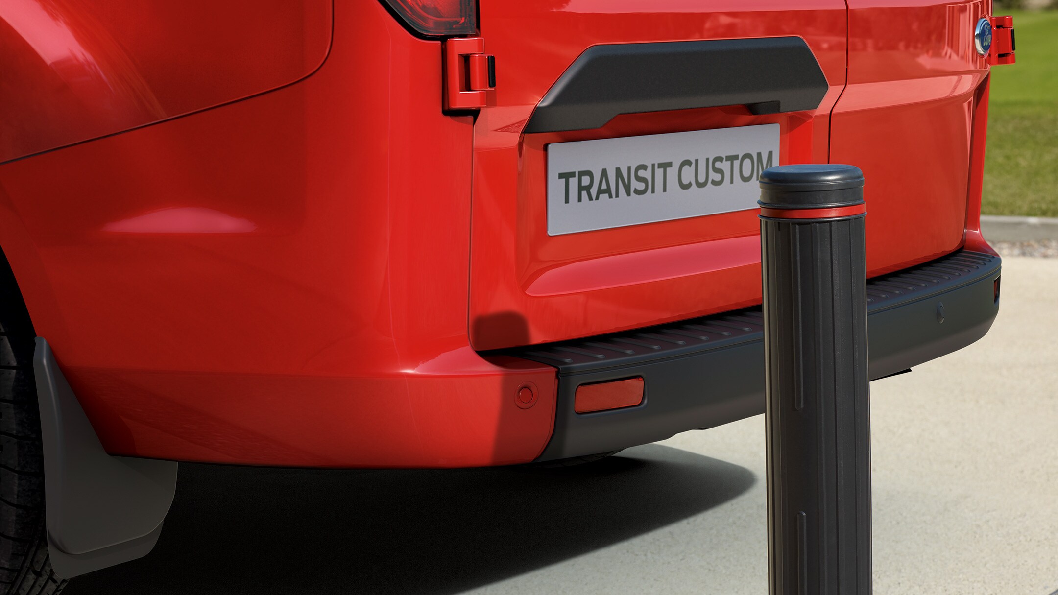 Ford Transit Custom in Blau Ausschnitt Heckansicht mit Poller