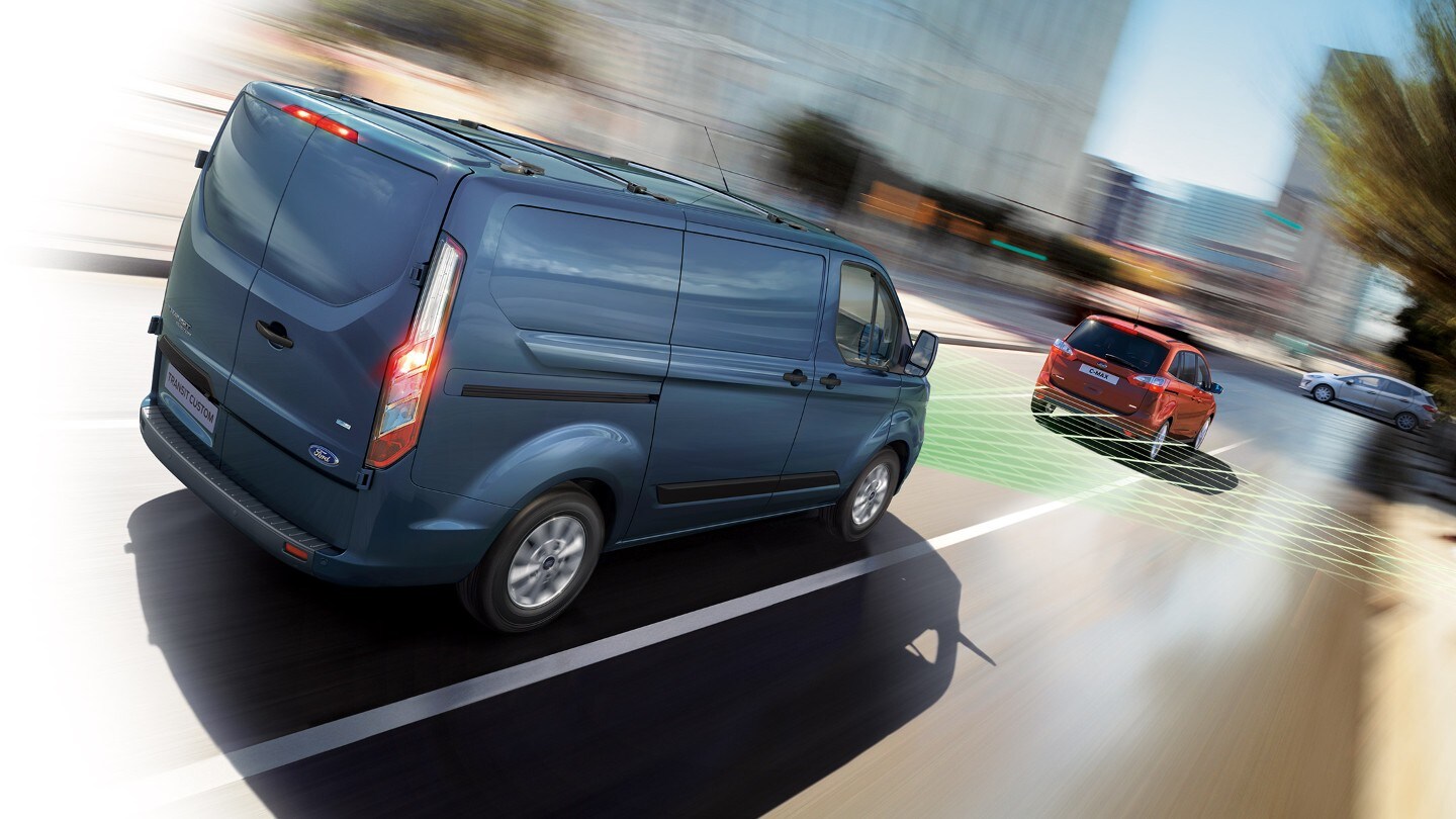 Ford Transit Custom in Blau ¾-Heckansicht Illustration Pre-Collision Assist