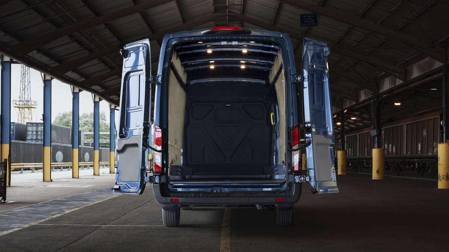 Neuer Ford Transit Van Innenansicht von hinten