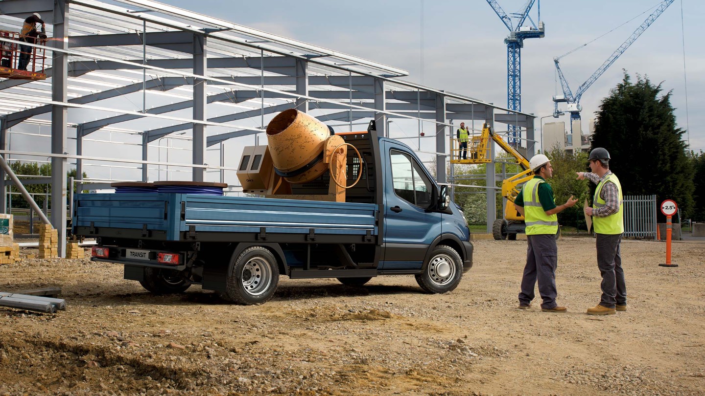 Ford Transit Fahrgestell Blau ¾-Seitenansicht beladen auf Baustelle